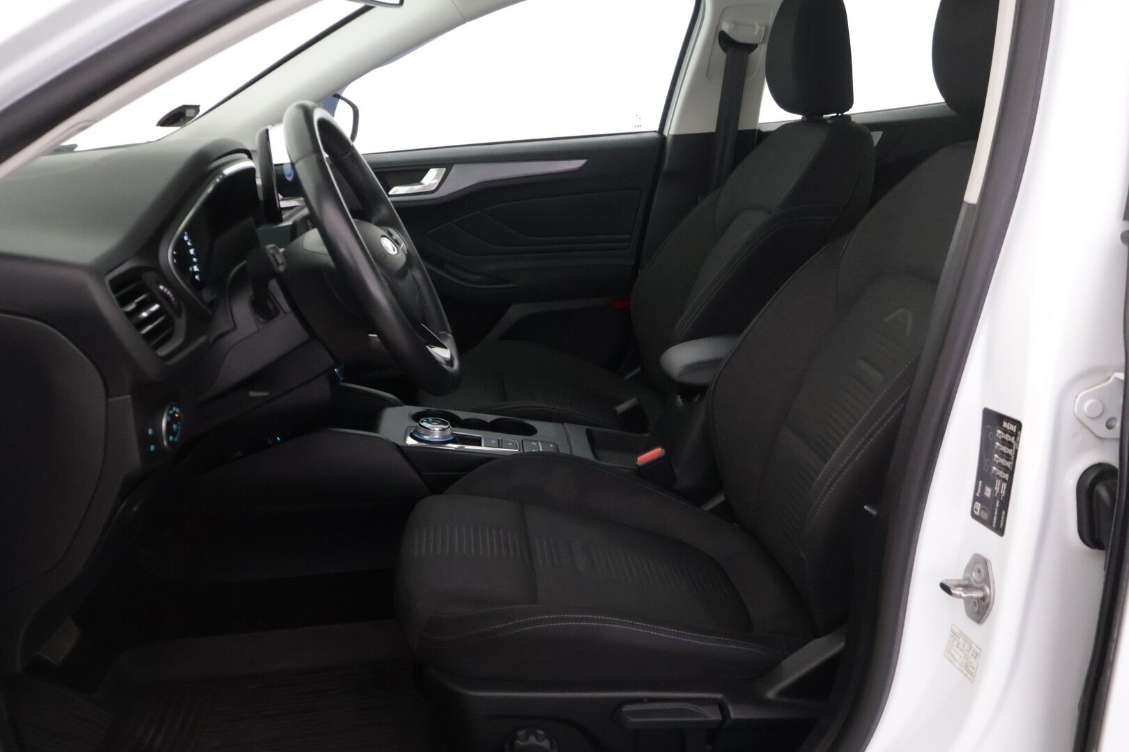 Ford Focus 2020 1,0 EcoBoost 125hv A8 Active - Webasto / 2.Omisteinen / Suomi-Auto / P-Tutkat / Vetokoukku / Lämpölasi / Ratinlämmitin