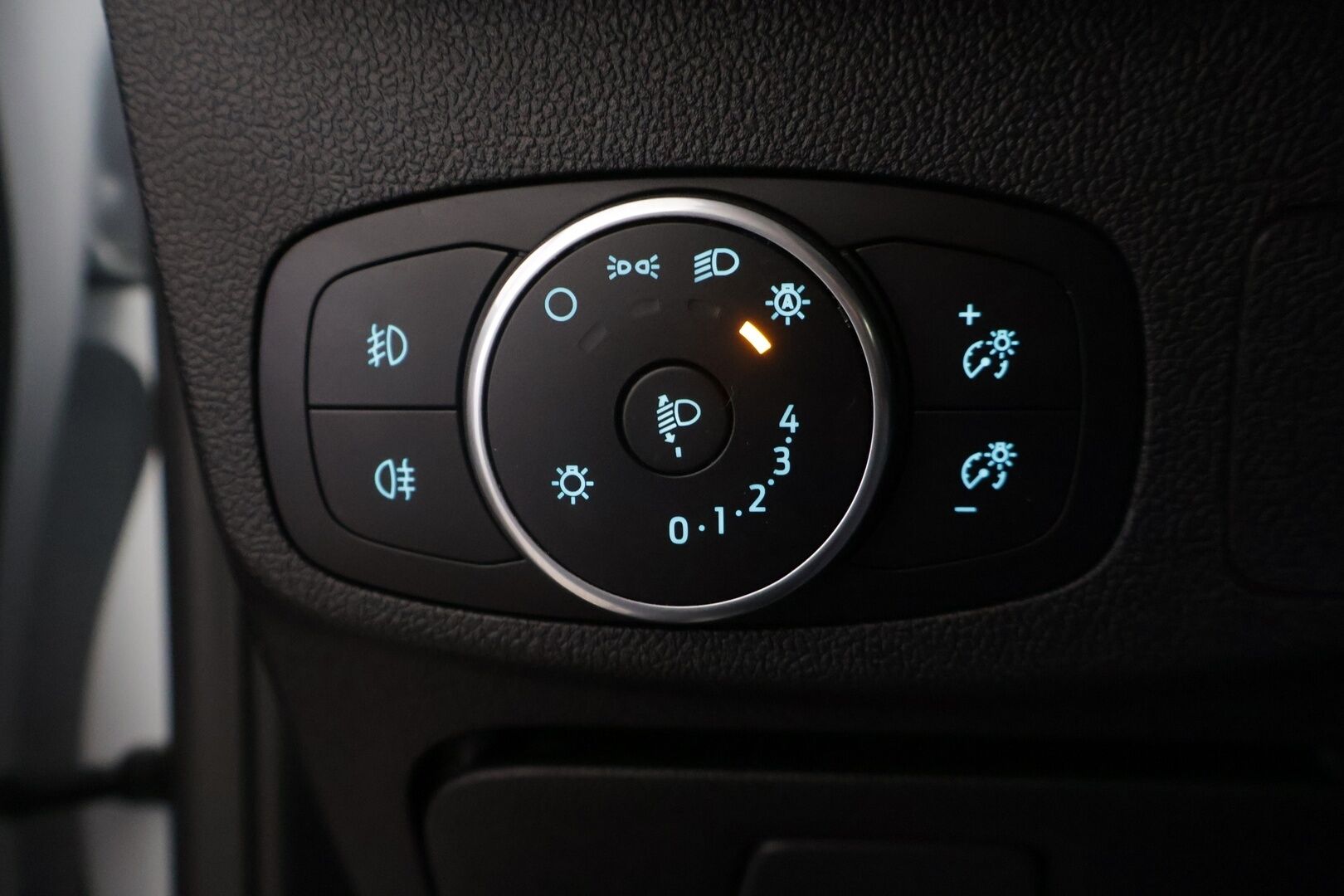 Ford Focus 2020 1,0 EcoBoost 125hv A8 Active - Webasto / 2.Omisteinen / Suomi-Auto / P-Tutkat / Vetokoukku / Lämpölasi / Ratinlämmitin