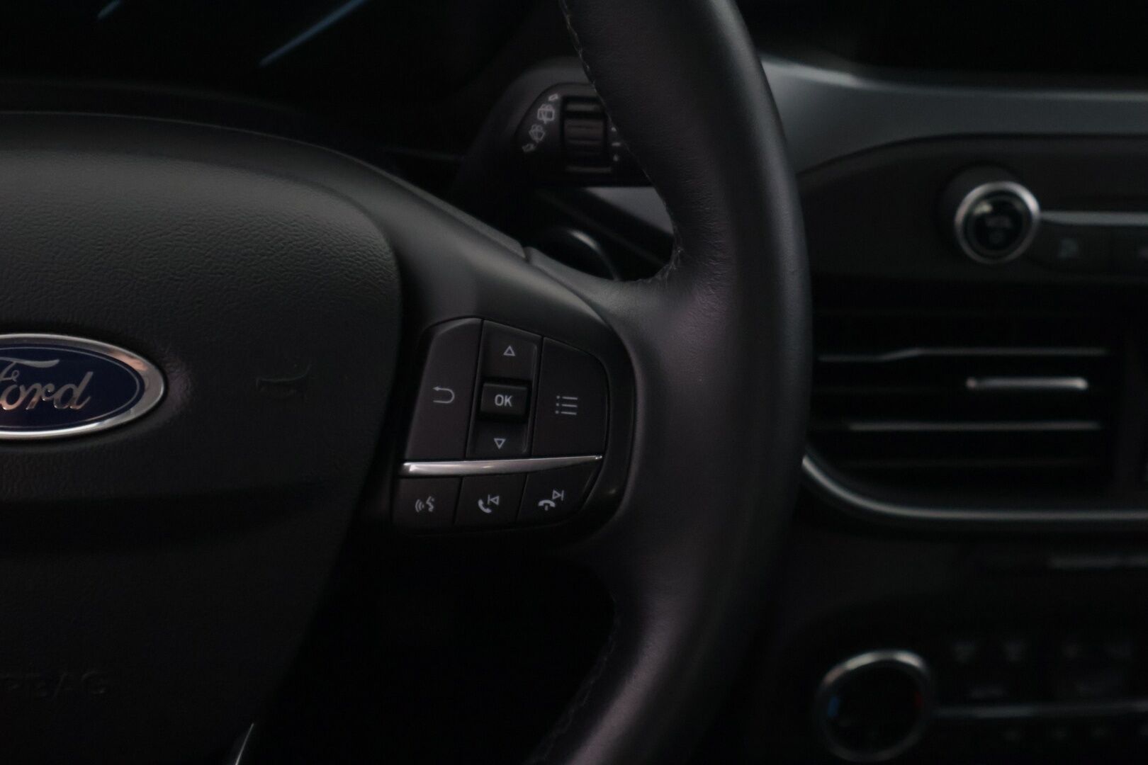 Ford Focus 2020 1,0 EcoBoost 125hv A8 Active - Webasto / 2.Omisteinen / Suomi-Auto / P-Tutkat / Vetokoukku / Lämpölasi / Ratinlämmitin