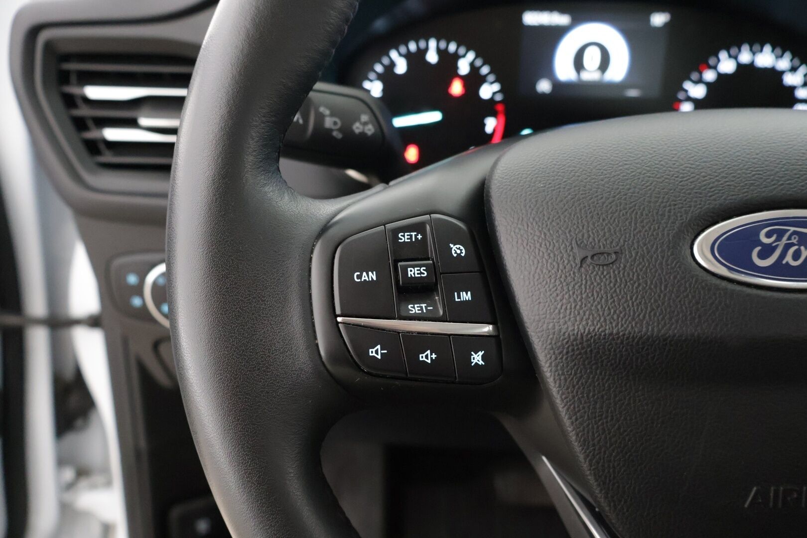 Ford Focus 2020 1,0 EcoBoost 125hv A8 Active / 1.Omisteinen / Suomi-Auto / P-Tutkat / Lämpölasi / Hyvät renkaat / Siisti! / - Suomi-auto / Kahdet renkaat vanteineen / Katsastettu 2/26 - HULLUT AVAJAISHULINAT KORKOTARJOUS 3,29 %