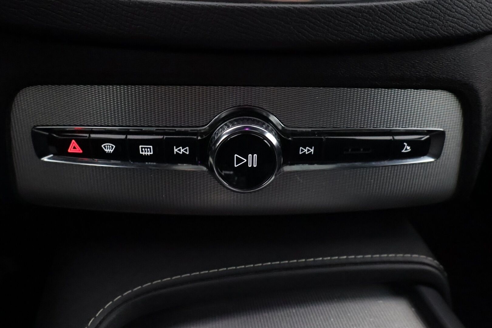 Volvo XC90 2018 T8 Twin Engine AWD R-Design aut - 3,99 % KORKOTARJOUS TÄHÄN AUTOON - 7-P / Webasto / Pilot Assist / Panorama / 360° Kamera / Koukku / Nahka-alcantara Sporttipenkit Muistilla / KeylessGo / 2x renkaat