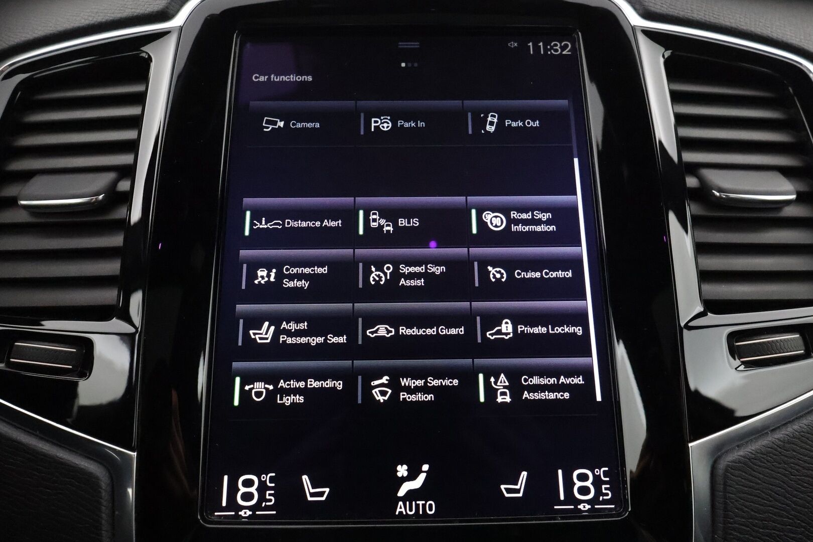 Volvo XC90 2018 T8 Twin Engine AWD R-Design aut - 3,99 % KORKOTARJOUS TÄHÄN AUTOON - 7-P / Webasto / Pilot Assist / Panorama / 360° Kamera / Koukku / Nahka-alcantara Sporttipenkit Muistilla / KeylessGo / 2x renkaat