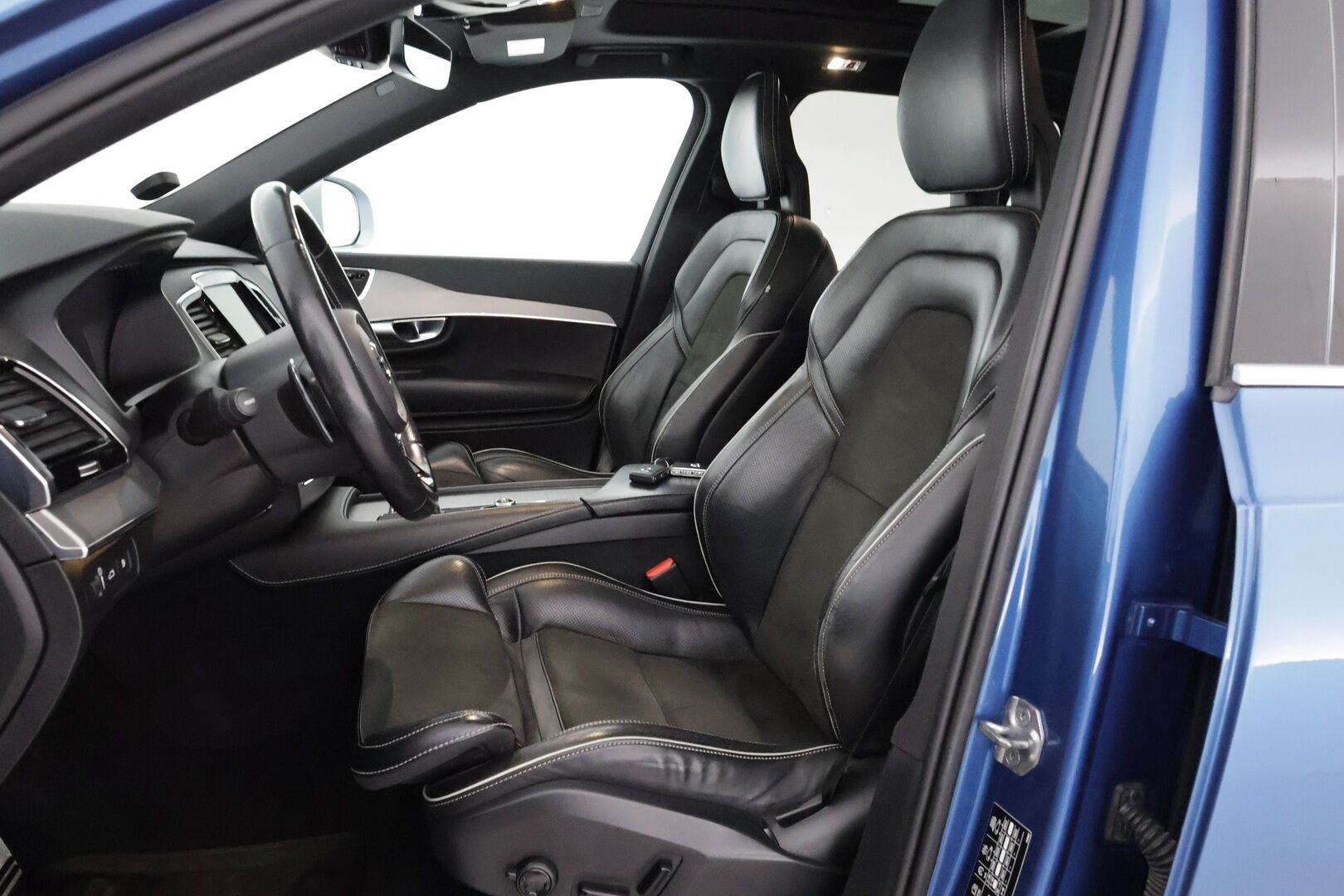 Volvo XC90 2018 T8 Twin Engine AWD R-Design aut - 3,99 % KORKOTARJOUS TÄHÄN AUTOON - 7-P / Webasto / Pilot Assist / Panorama / 360° Kamera / Koukku / Nahka-alcantara Sporttipenkit Muistilla / KeylessGo / 2x renkaat