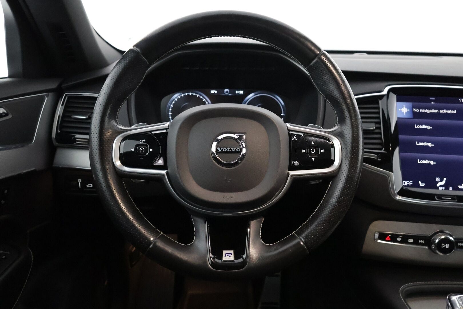 Volvo XC90 2018 T8 Twin Engine AWD R-Design aut - 3,99 % KORKOTARJOUS TÄHÄN AUTOON - 7-P / Webasto / Pilot Assist / Panorama / 360° Kamera / Koukku / Nahka-alcantara Sporttipenkit Muistilla / KeylessGo / 2x renkaat