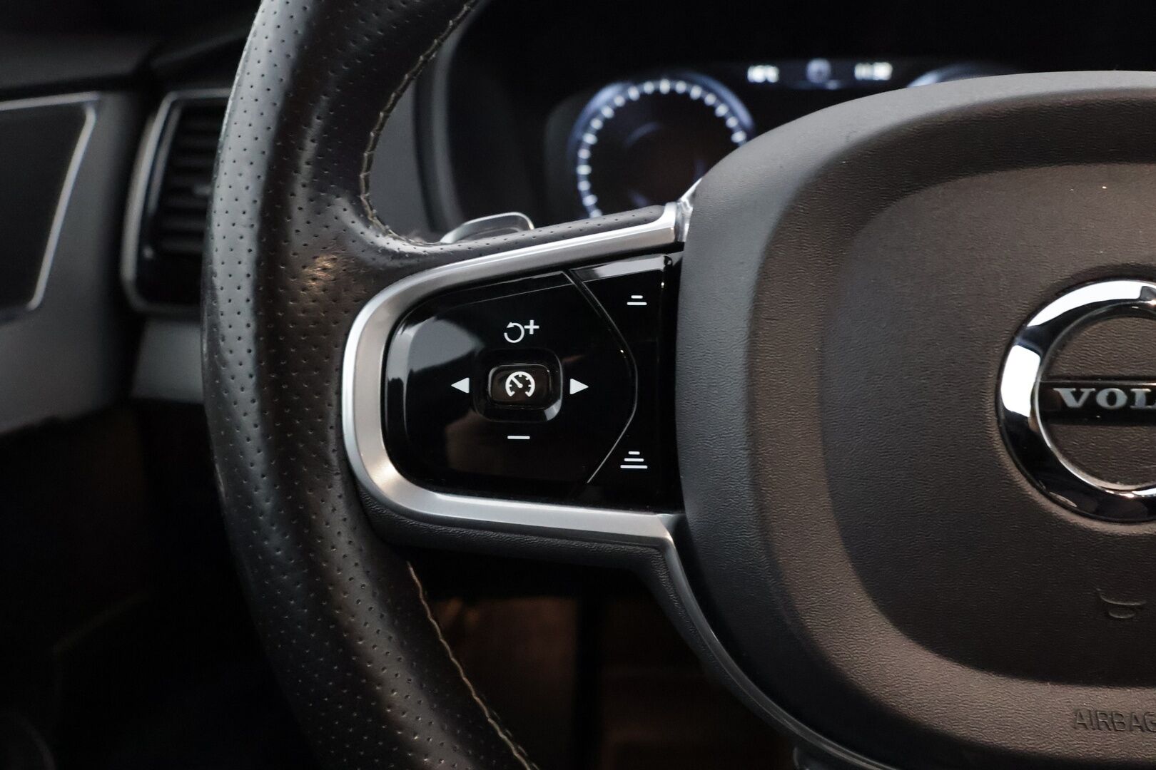 Volvo XC90 2018 T8 Twin Engine AWD R-Design aut - 3,99 % KORKOTARJOUS TÄHÄN AUTOON - 7-P / Webasto / Pilot Assist / Panorama / 360° Kamera / Koukku / Nahka-alcantara Sporttipenkit Muistilla / KeylessGo / 2x renkaat