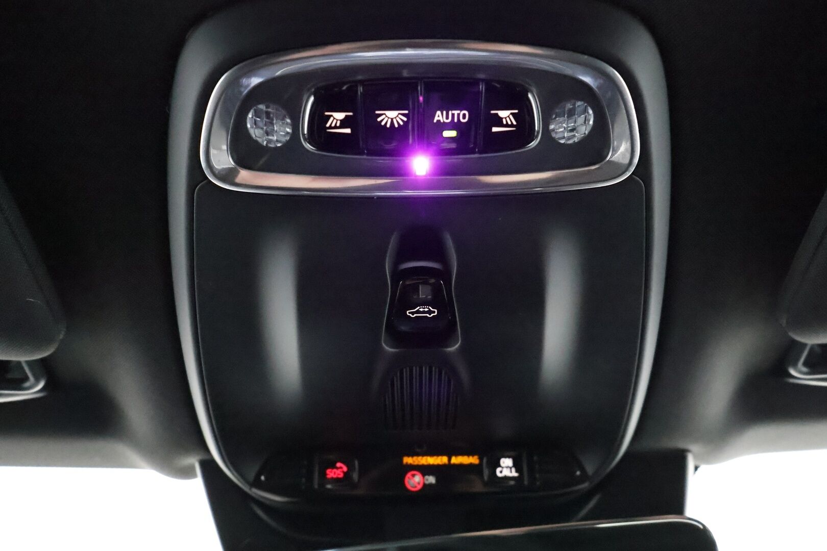 Volvo XC90 2018 T8 Twin Engine AWD R-Design aut - 3,99 % KORKOTARJOUS TÄHÄN AUTOON - 7-P / Webasto / Pilot Assist / Panorama / 360° Kamera / Koukku / Nahka-alcantara Sporttipenkit Muistilla / KeylessGo / 2x renkaat