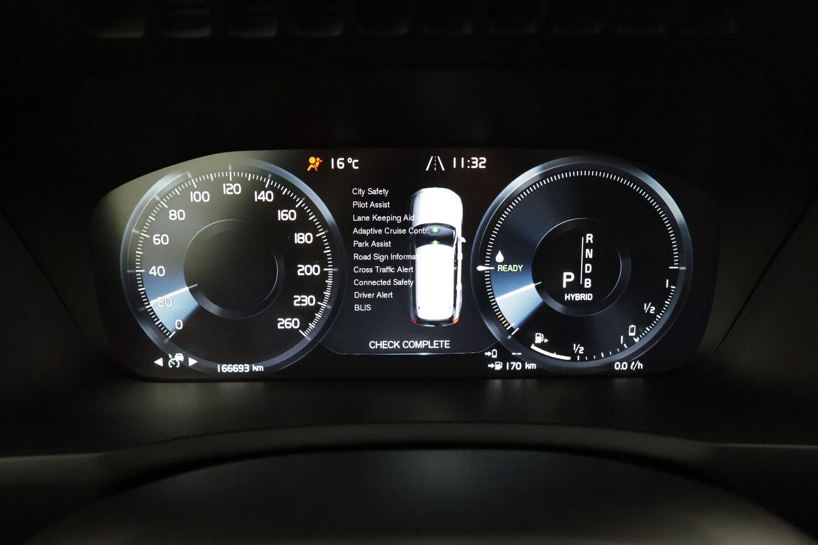 Volvo XC90 2018 T8 Twin Engine AWD R-Design aut - 3,99 % KORKOTARJOUS TÄHÄN AUTOON - 7-P / Webasto / Pilot Assist / Panorama / 360° Kamera / Koukku / Nahka-alcantara Sporttipenkit Muistilla / KeylessGo / 2x renkaat
