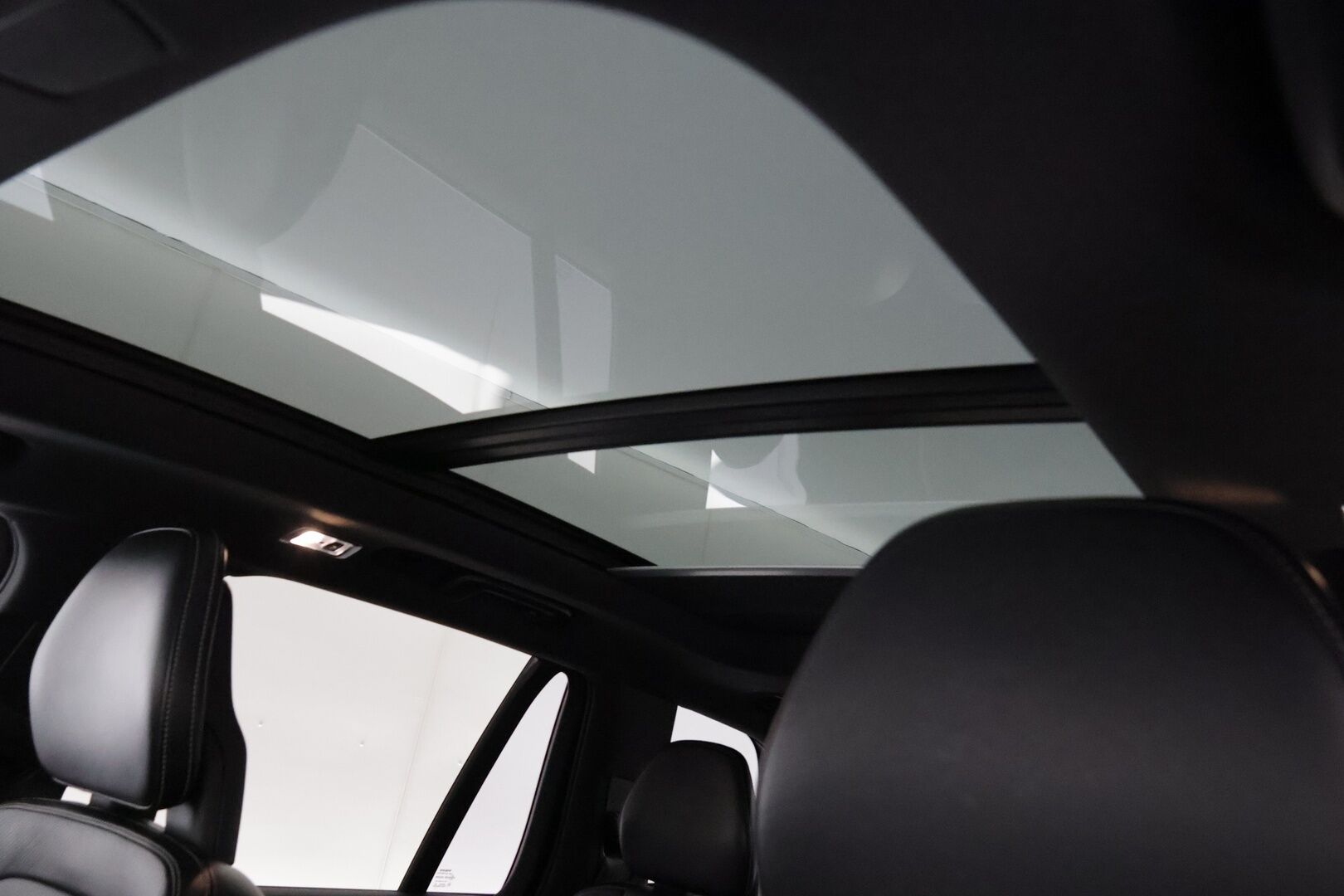 Volvo XC90 2018 T8 Twin Engine AWD R-Design aut - 3,99 % KORKOTARJOUS TÄHÄN AUTOON - 7-P / Webasto / Pilot Assist / Panorama / 360° Kamera / Koukku / Nahka-alcantara Sporttipenkit Muistilla / KeylessGo / 2x renkaat