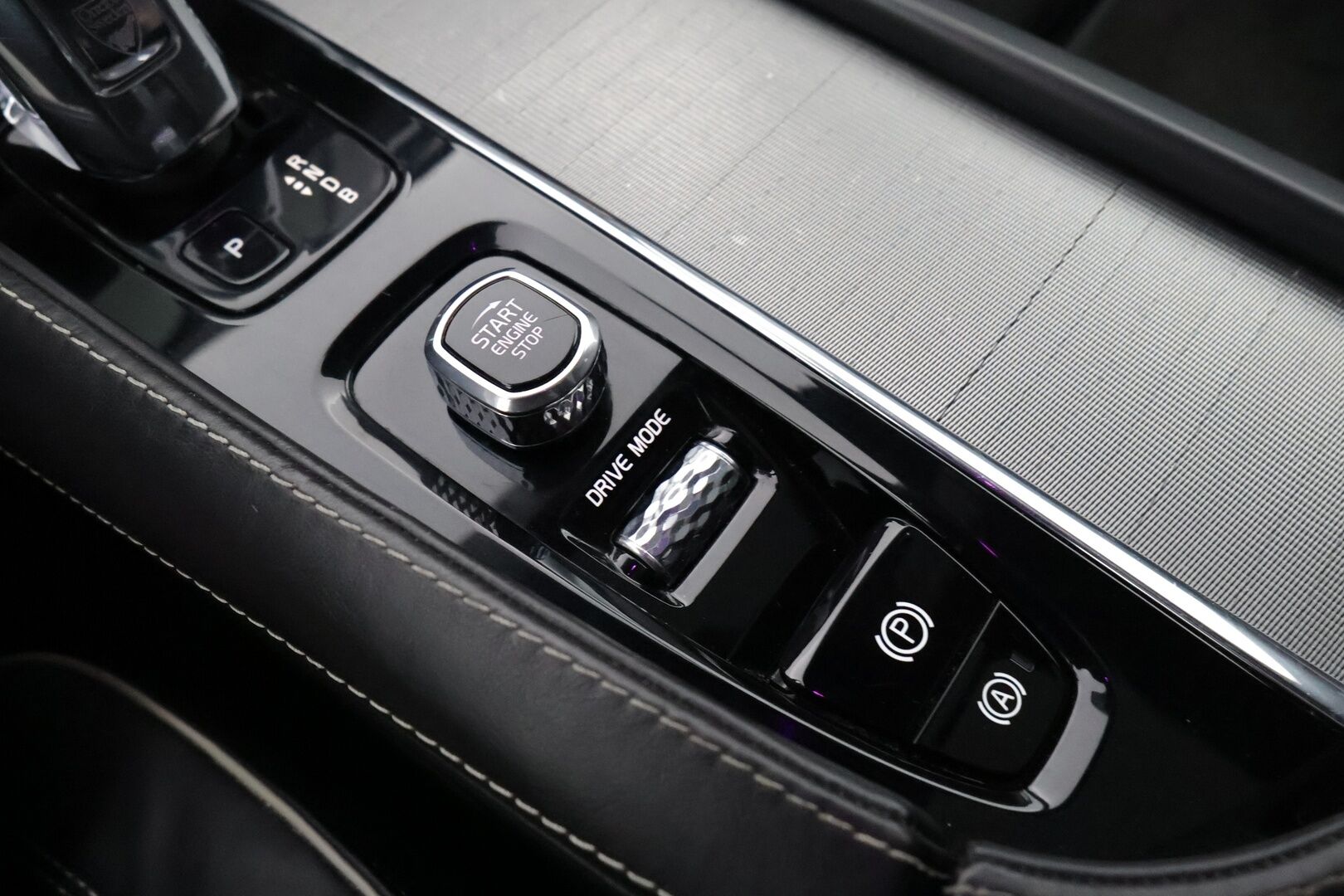 Volvo XC90 2018 T8 Twin Engine AWD R-Design aut - 3,99 % KORKOTARJOUS TÄHÄN AUTOON - 7-P / Webasto / Pilot Assist / Panorama / 360° Kamera / Koukku / Nahka-alcantara Sporttipenkit Muistilla / KeylessGo / 2x renkaat