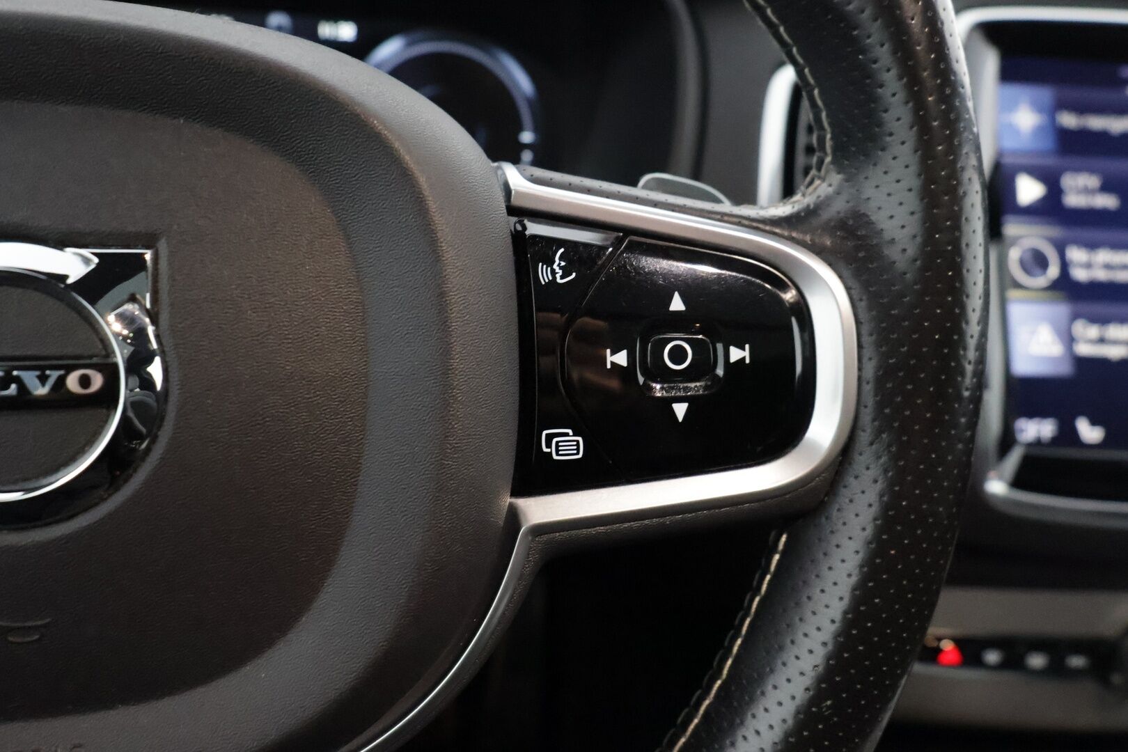 Volvo XC90 2018 T8 Twin Engine AWD R-Design aut - 3,99 % KORKOTARJOUS TÄHÄN AUTOON - 7-P / Webasto / Pilot Assist / Panorama / 360° Kamera / Koukku / Nahka-alcantara Sporttipenkit Muistilla / KeylessGo / 2x renkaat