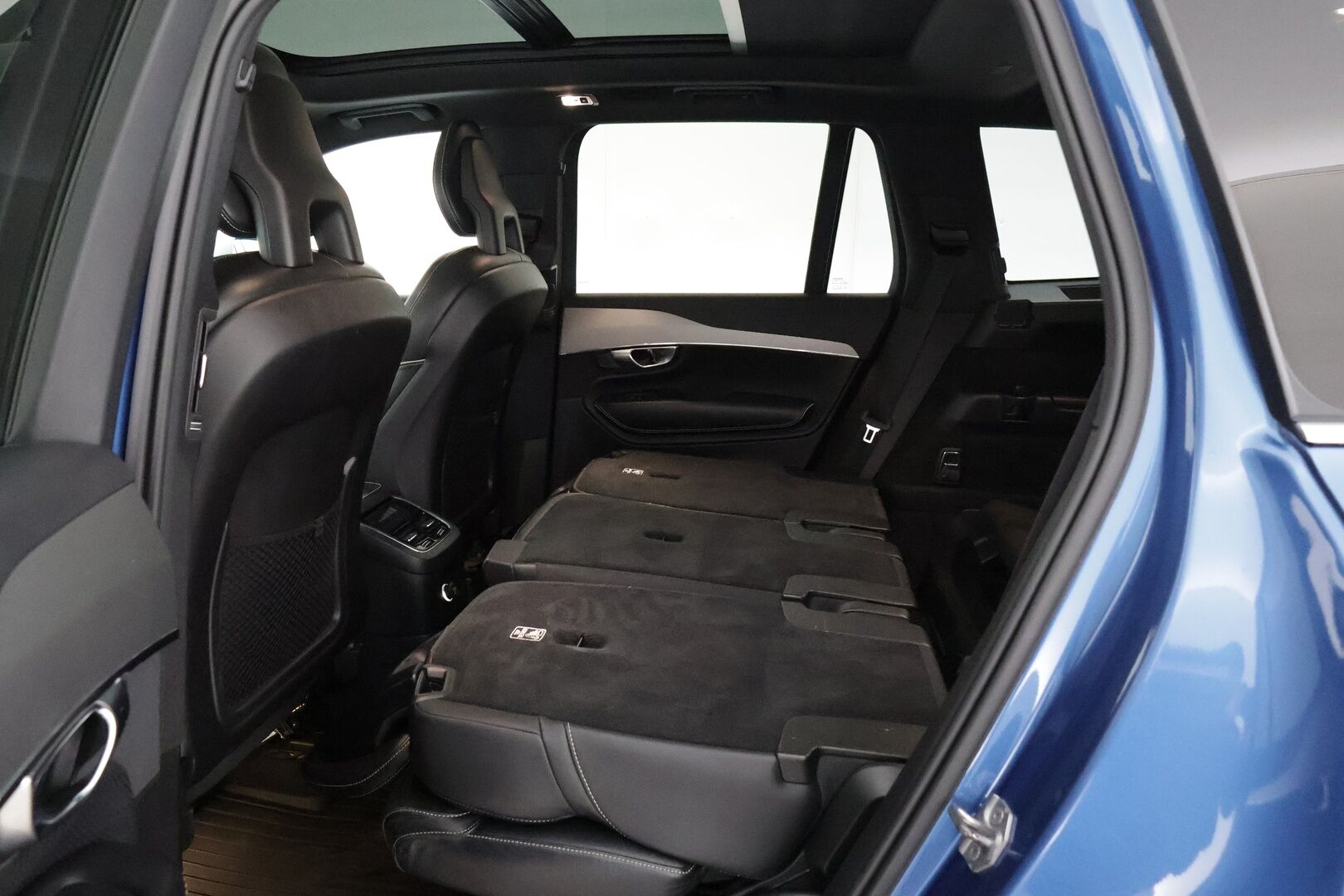 Volvo XC90 2018 T8 Twin Engine AWD R-Design aut - 3,99 % KORKOTARJOUS TÄHÄN AUTOON - 7-P / Webasto / Pilot Assist / Panorama / 360° Kamera / Koukku / Nahka-alcantara Sporttipenkit Muistilla / KeylessGo / 2x renkaat