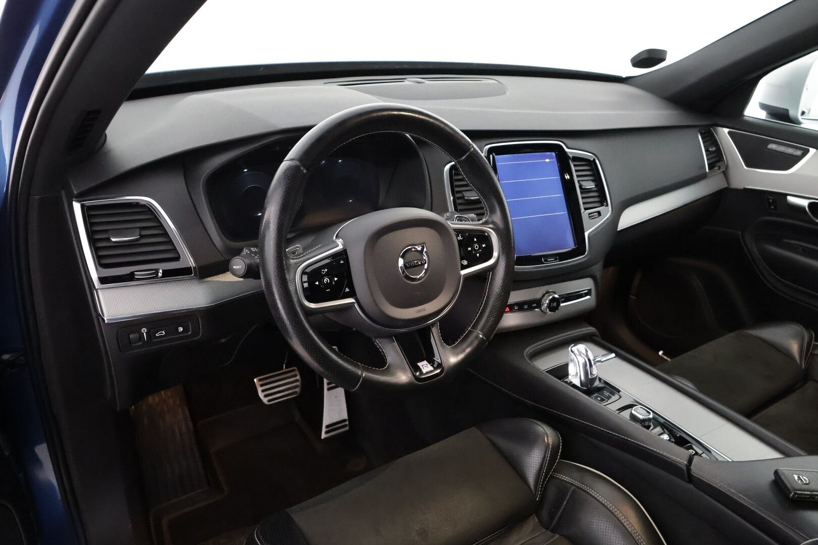 Volvo XC90 2018 T8 Twin Engine AWD R-Design aut - 3,99 % KORKOTARJOUS TÄHÄN AUTOON - 7-P / Webasto / Pilot Assist / Panorama / 360° Kamera / Koukku / Nahka-alcantara Sporttipenkit Muistilla / KeylessGo / 2x renkaat