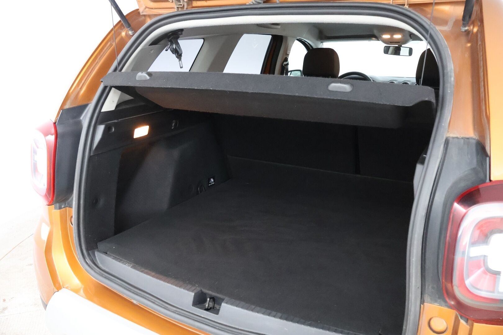 Dacia Duster 2020 TCe 130 4x4 Prestige - 1Om Suomiauto / Peruutuskamera / Navi / BLIS / Lohko & Sisäpistoke / Vakkari / 2x Renkaat aluvantein!