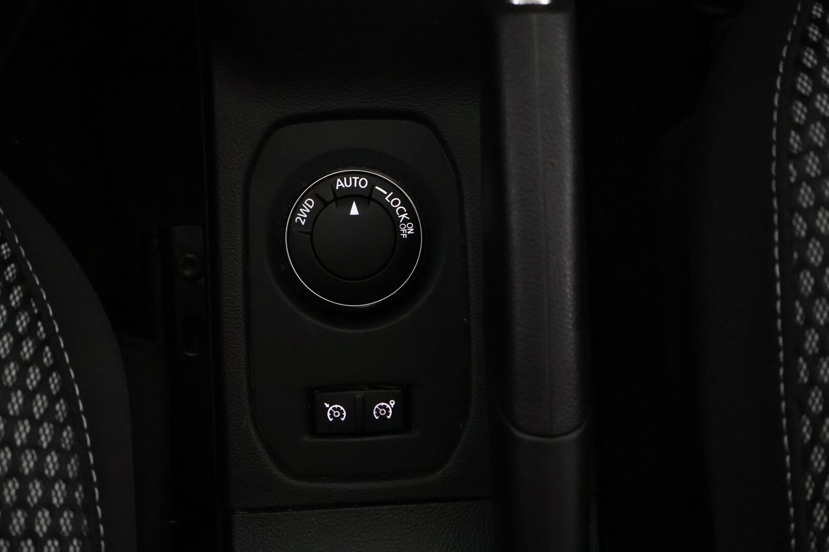 Dacia Duster 2020 TCe 130 4x4 Prestige - 1Om Suomiauto / Peruutuskamera / Navi / BLIS / Lohko & Sisäpistoke / Vakkari / 2x Renkaat aluvantein!