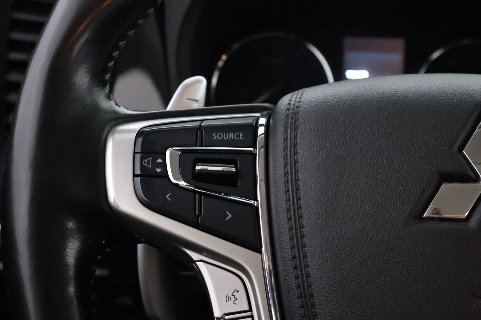 Mitsubishi OUTLANDER PHEV 2020 Instyle 4WD 5p - Suomiauto | ACC | Nahka-alcantara sähköpenkit | Vetokoukku | Peruutuskamera | Lohko+sis | Kaistavahti | Ratinlämmitys