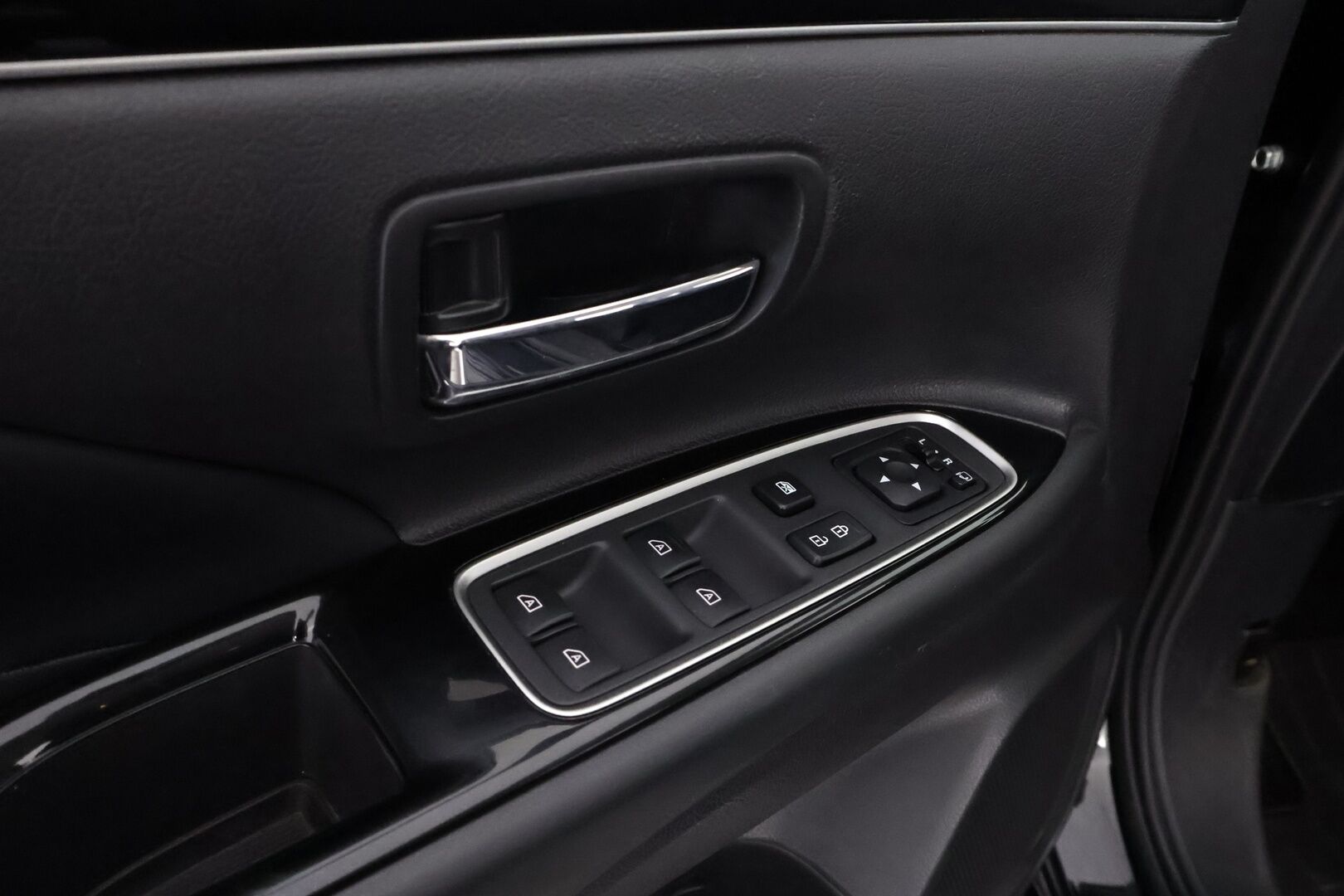 Mitsubishi OUTLANDER PHEV 2020 Instyle 4WD 5p - Suomiauto | ACC | Nahka-alcantara sähköpenkit | Vetokoukku | Peruutuskamera | Lohko+sis | Kaistavahti | Ratinlämmitys