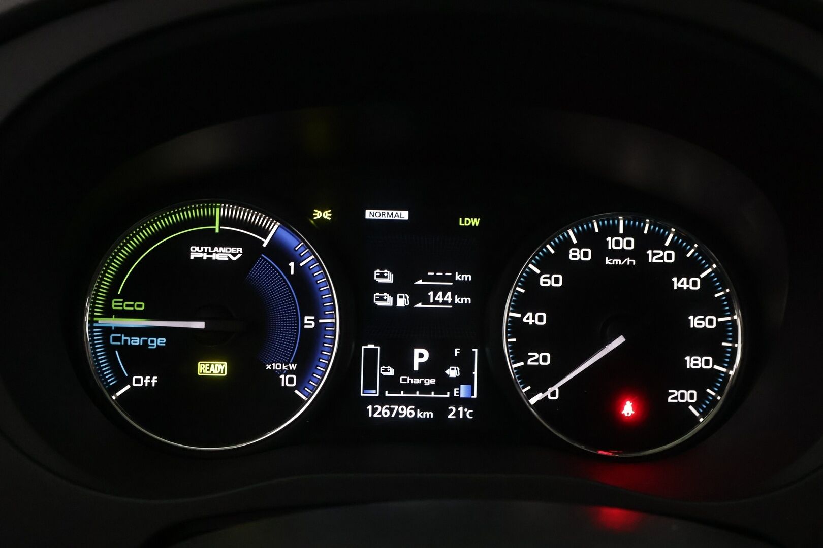 Mitsubishi OUTLANDER PHEV 2020 Instyle 4WD 5p - Suomiauto | ACC | Nahka-alcantara sähköpenkit | Vetokoukku | Peruutuskamera | Lohko+sis | Kaistavahti | Ratinlämmitys