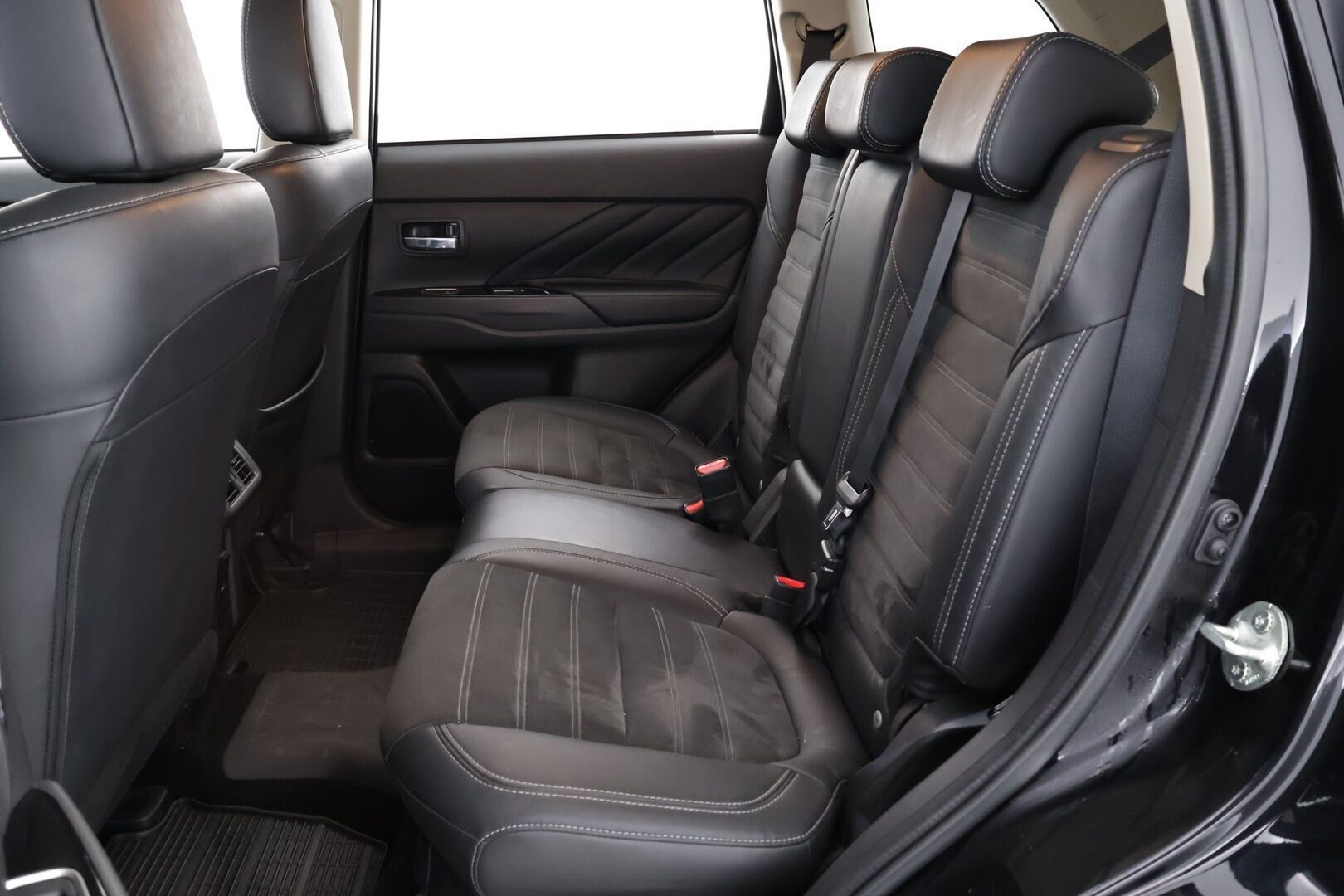 Mitsubishi OUTLANDER PHEV 2020 Instyle 4WD 5p - Suomiauto | ACC | Nahka-alcantara sähköpenkit | Vetokoukku | Peruutuskamera | Lohko+sis | Kaistavahti | Ratinlämmitys