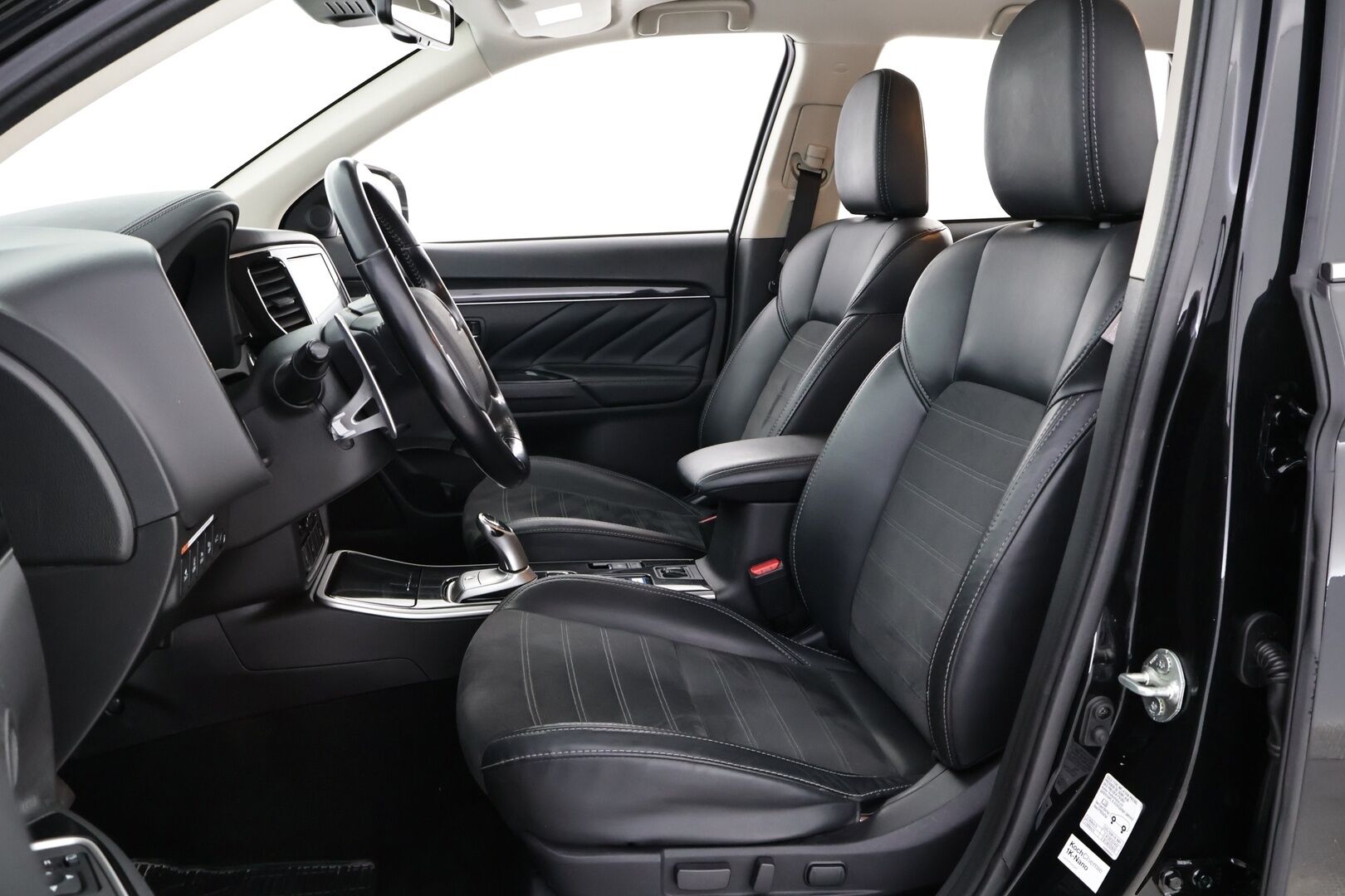 Mitsubishi OUTLANDER PHEV 2020 Instyle 4WD 5p - Suomiauto | ACC | Nahka-alcantara sähköpenkit | Vetokoukku | Peruutuskamera | Lohko+sis | Kaistavahti | Ratinlämmitys