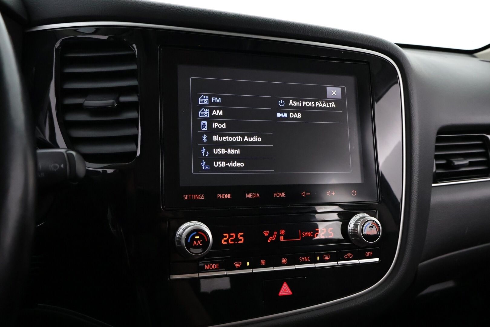 Mitsubishi OUTLANDER PHEV 2020 Instyle 4WD 5p - Suomiauto | ACC | Nahka-alcantara sähköpenkit | Vetokoukku | Peruutuskamera | Lohko+sis | Kaistavahti | Ratinlämmitys
