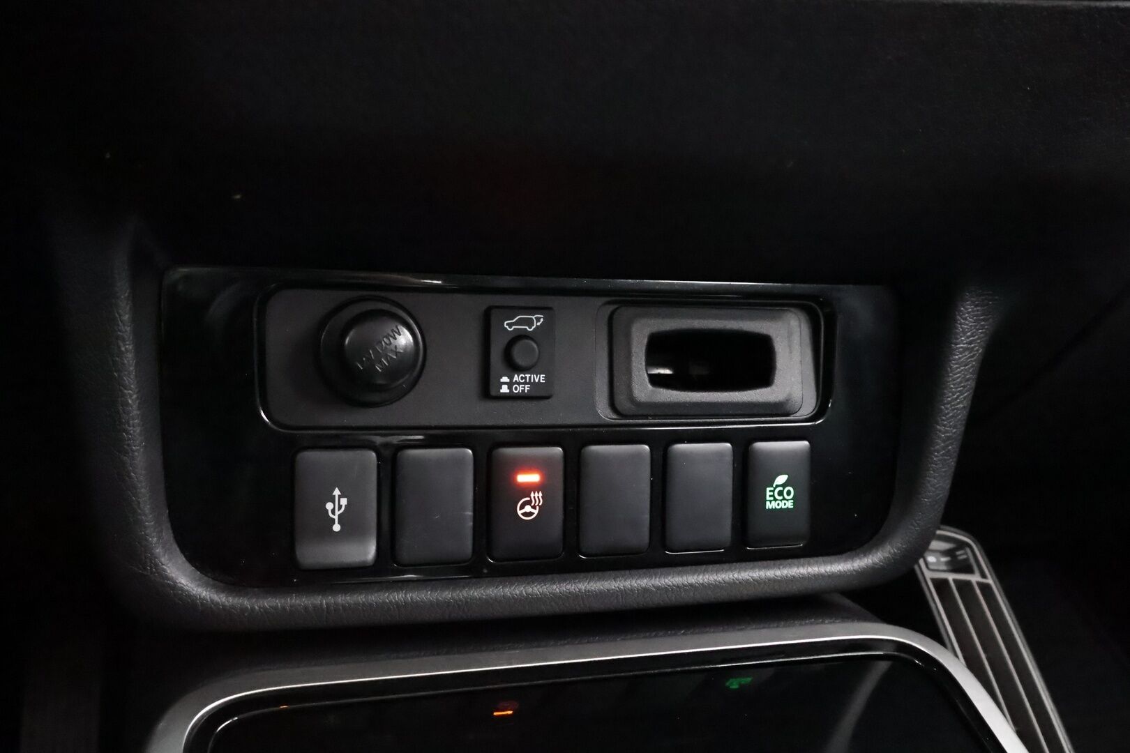 Mitsubishi OUTLANDER PHEV 2020 Instyle 4WD 5p - Suomiauto | ACC | Nahka-alcantara sähköpenkit | Vetokoukku | Peruutuskamera | Lohko+sis | Kaistavahti | Ratinlämmitys