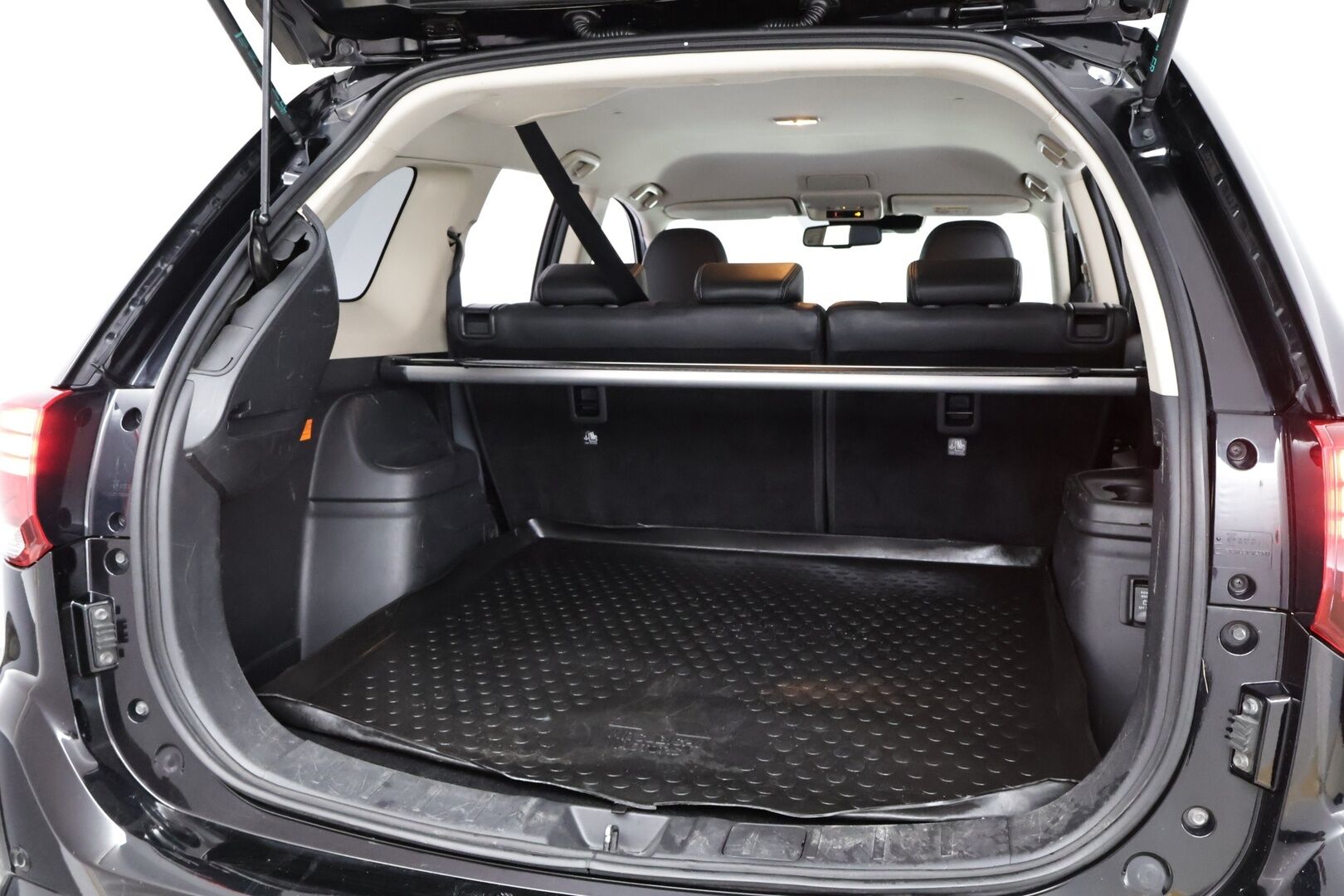 Mitsubishi OUTLANDER PHEV 2020 Instyle 4WD 5p - Suomiauto | ACC | Nahka-alcantara sähköpenkit | Vetokoukku | Peruutuskamera | Lohko+sis | Kaistavahti | Ratinlämmitys