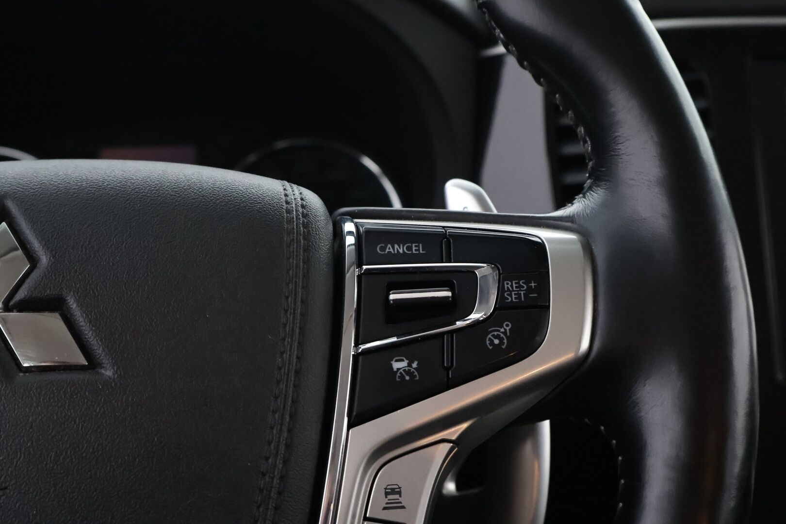 Mitsubishi OUTLANDER PHEV 2020 Instyle 4WD 5p - Suomiauto | ACC | Nahka-alcantara sähköpenkit | Vetokoukku | Peruutuskamera | Lohko+sis | Kaistavahti | Ratinlämmitys