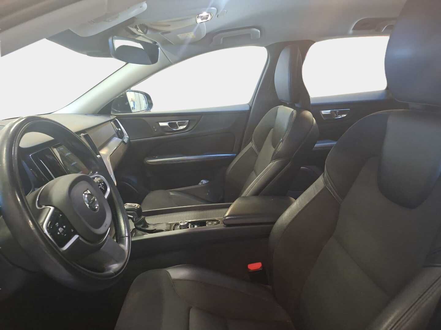Volvo V60 2020 D3 Business aut - Webasto | Taittuva Koukku | Keyless | Digimittaristo | LED | Osahat | Sähkökontti | Kaistavahti | 2x Vanteet