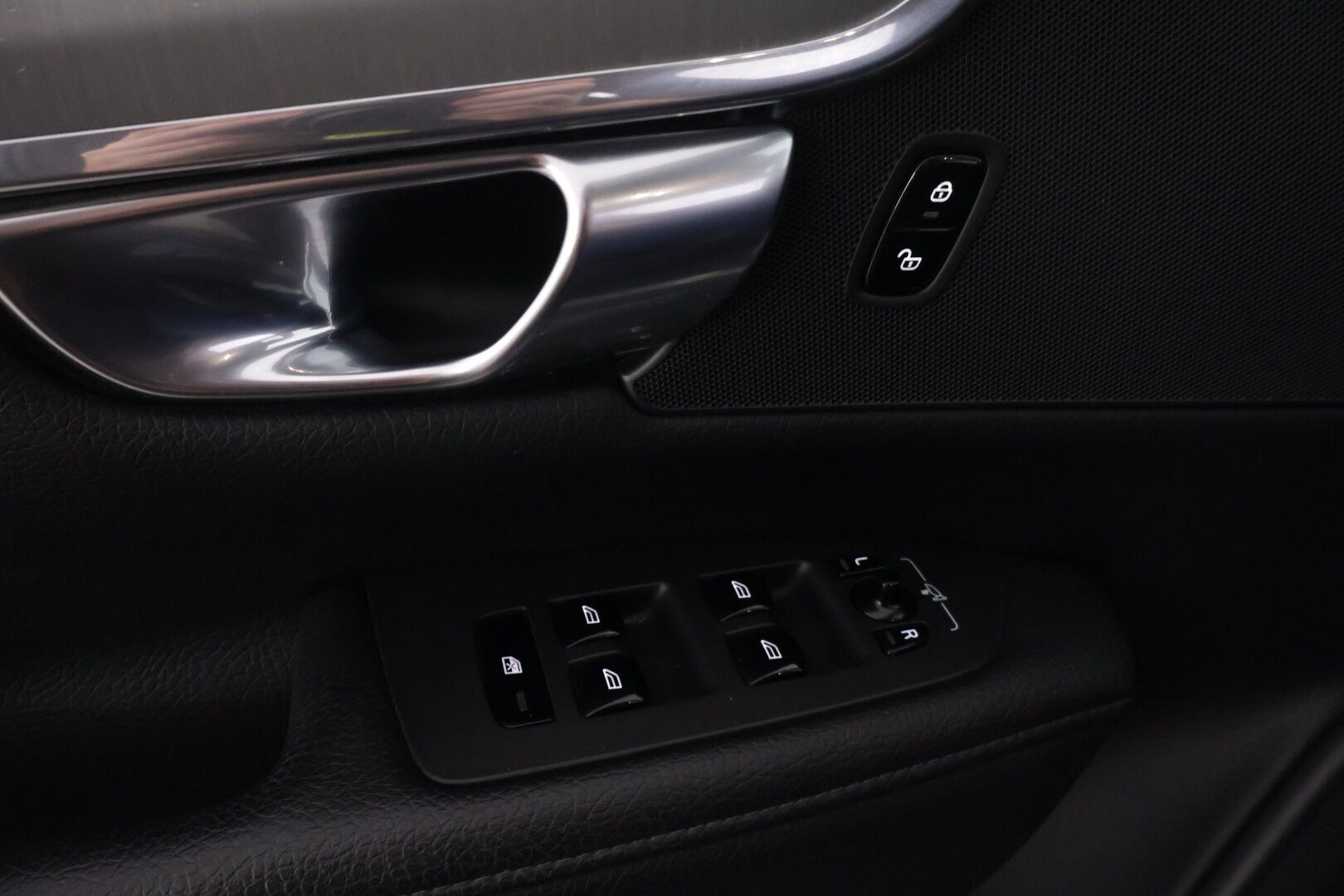 Volvo V90 2018 D3 Momentum aut - | ACC | P. Kamera | Webasto | CarPlay l Nahkasisusta | Koukku | Ei Adblue | 