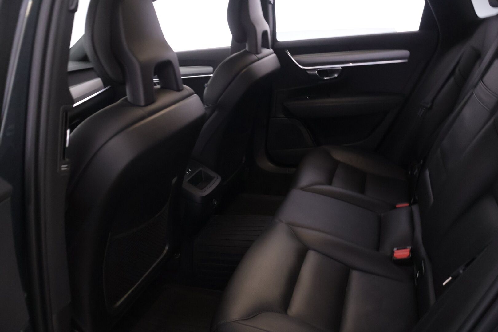 Volvo V90 2018 D3 Momentum aut - | ACC | P. Kamera | Webasto | CarPlay l Navi l Nahkasisusta | Koukku | Ei Adblue | 