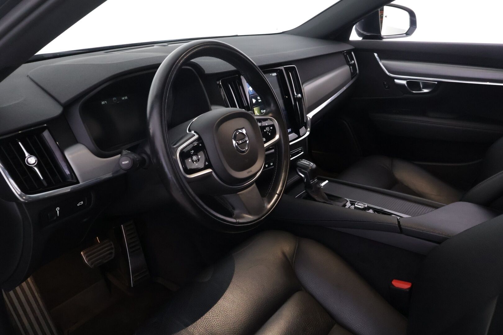 Volvo V90 2018 D3 Momentum aut - | ACC | P. Kamera | Webasto | CarPlay l Nahkasisusta | Koukku | Ei Adblue | 