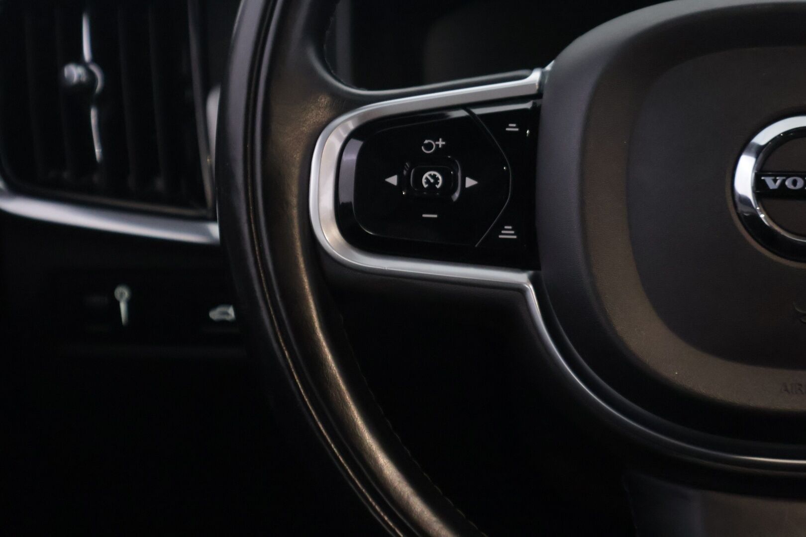 Volvo V90 2018 D3 Momentum aut - | ACC | P. Kamera | Webasto | CarPlay l Nahkasisusta | Koukku | Ei Adblue | 