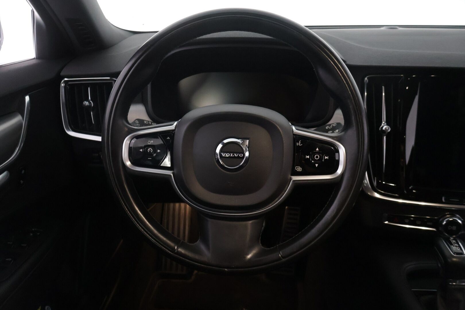 Volvo V90 2018 D3 Momentum aut - | ACC | P. Kamera | Webasto | CarPlay l Nahkasisusta | Koukku | Ei Adblue | 