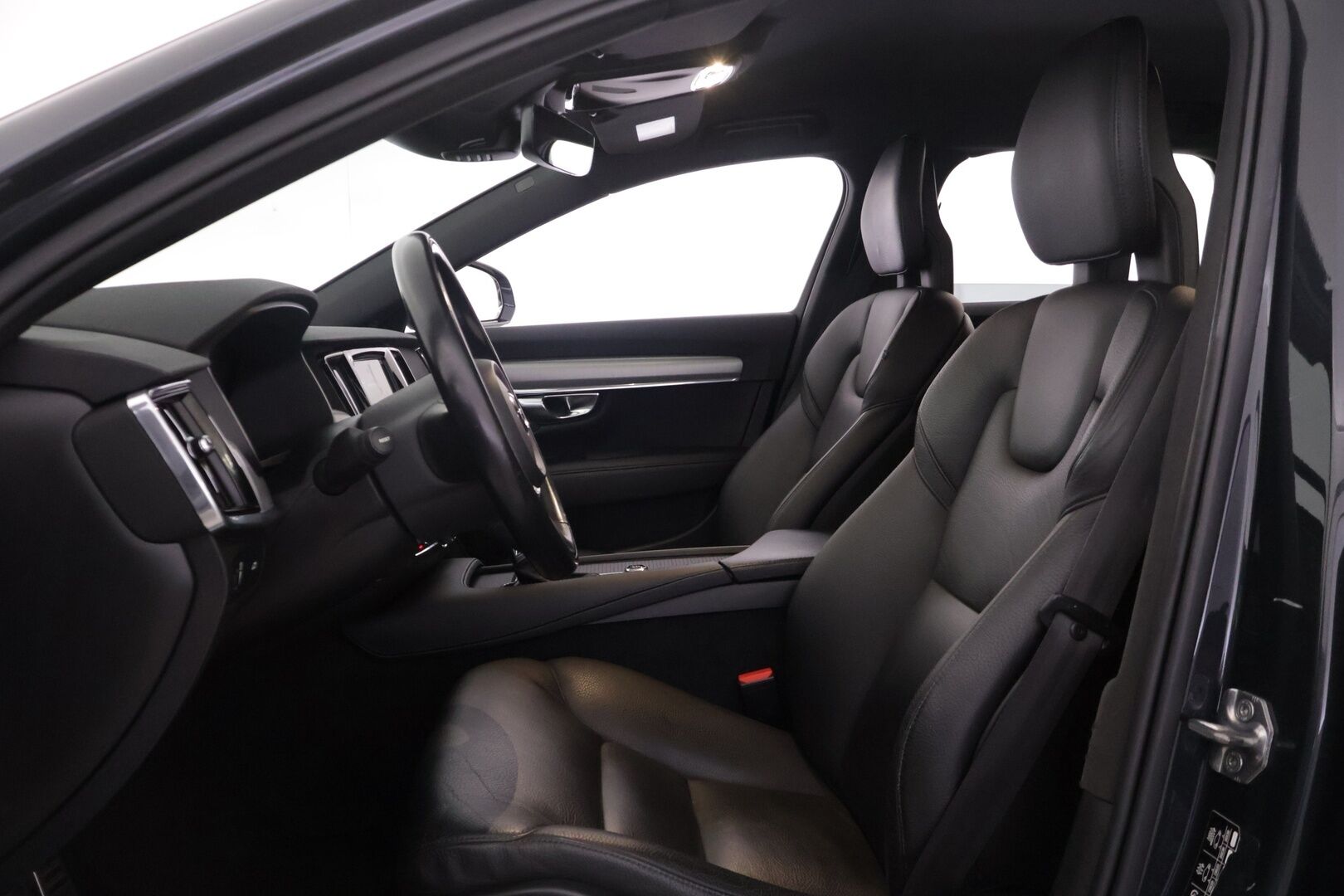 Volvo V90 2018 D3 Momentum aut - | ACC | P. Kamera | Webasto | CarPlay l Nahkasisusta | Koukku | Ei Adblue | 