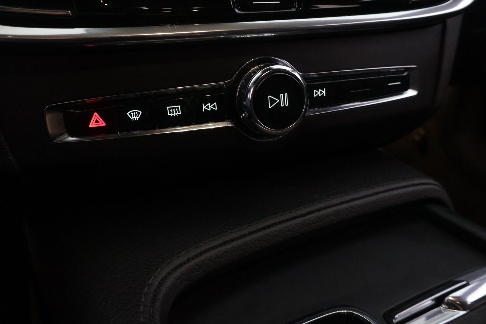 Volvo V90 2018 D3 Momentum aut - | ACC | P. Kamera | Webasto | CarPlay l Nahkasisusta | Koukku | Ei Adblue | 