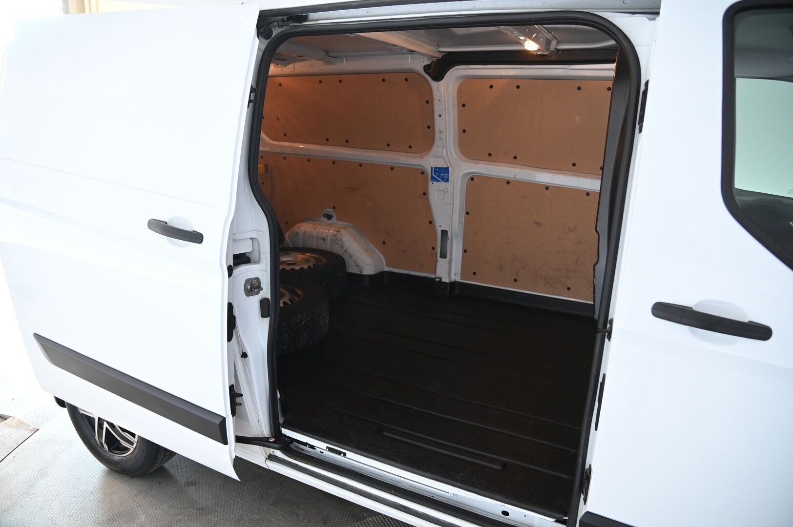 Ford Transit 2020 Transit Custom Umpikorinen (BB) 4ov 1995cm3 A - Tutkat | Vetokoukku | Vakkari | Bi-Xenon 