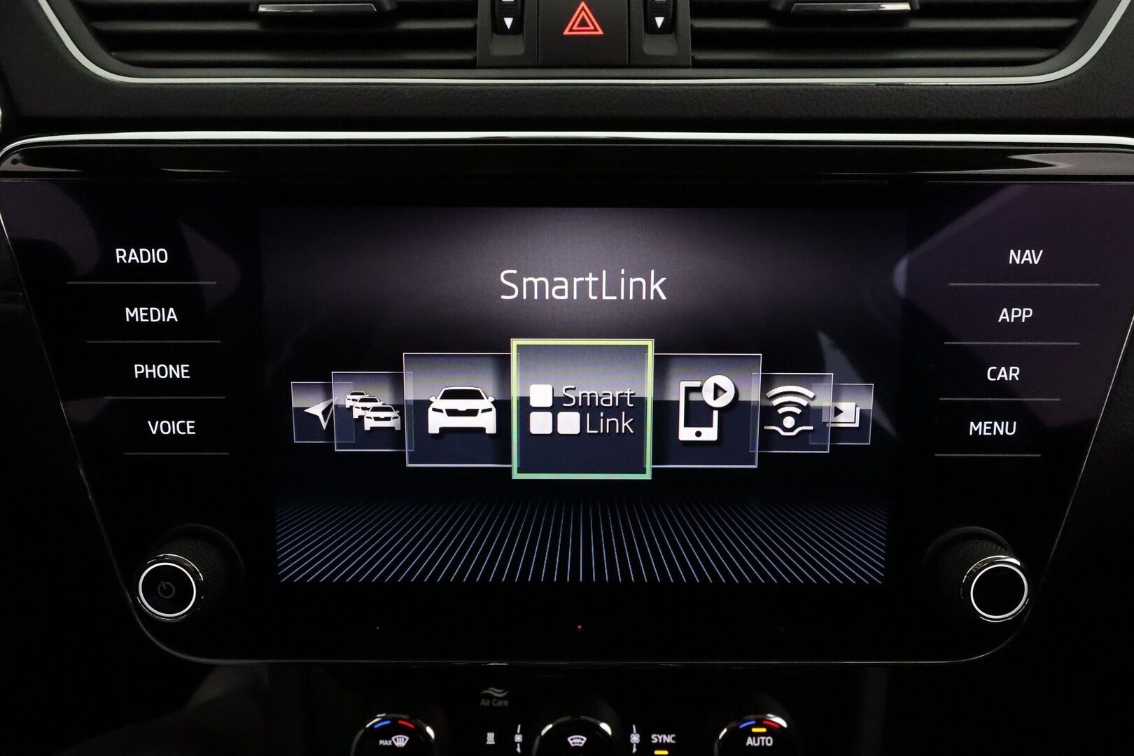 Skoda Superb 2020 Combi 2,0 TDI 150 Style DSG Autom. * Webasto / Adapt.Vakkari / Canton Audio / Matrix LED / Koukku / Muistipenkki / Peruutuskamera - 1-om Suomi-auto / Kahdet renkaat / Merkkihuollettu / Supervarusteet!