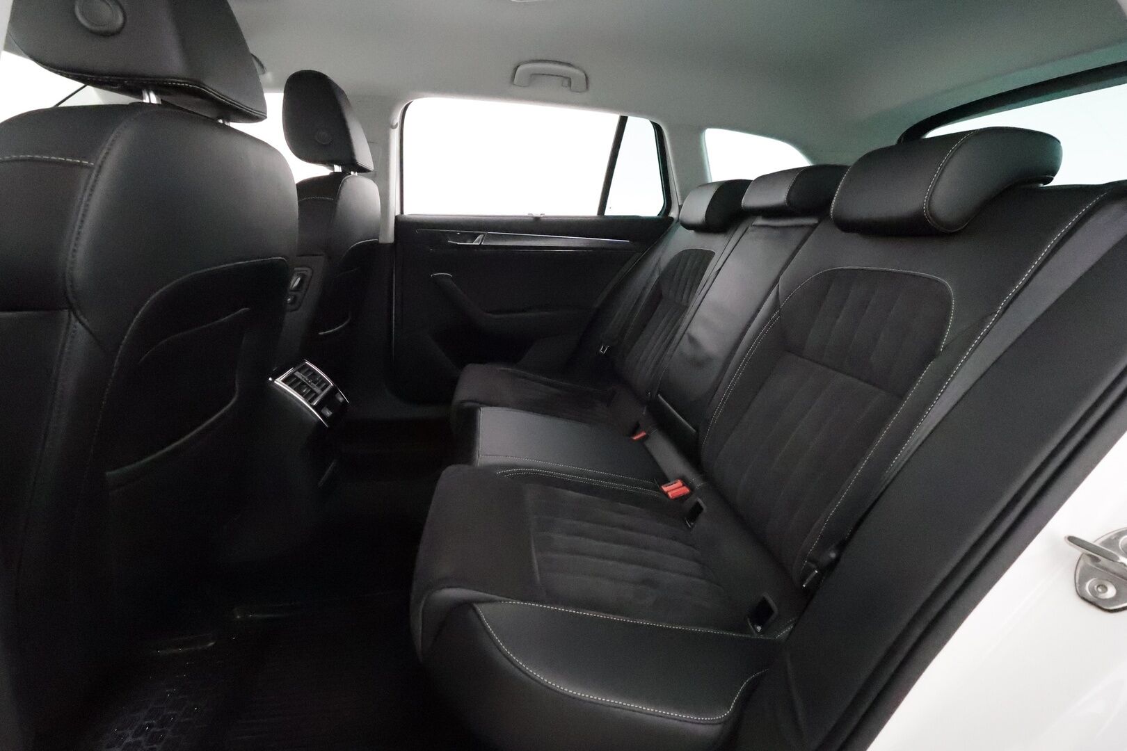 Skoda Superb 2020 Combi 2,0 TDI 150 Style DSG Autom. * Webasto / Adapt.Vakkari / Canton Audio / Matrix LED / Koukku / Muistipenkki / Peruutuskamera - 1-om Suomi-auto / Kahdet renkaat / Merkkihuollettu / Supervarusteet!
