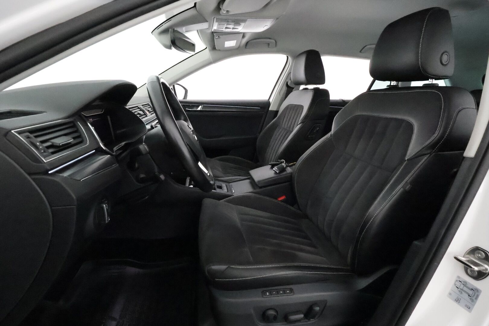Skoda Superb 2020 Combi 2,0 TDI 150 Style DSG Autom. * Webasto / Adapt.Vakkari / Canton Audio / Matrix LED / Koukku / Muistipenkki / Peruutuskamera - 1-om Suomi-auto / Kahdet renkaat / Merkkihuollettu / Supervarusteet!