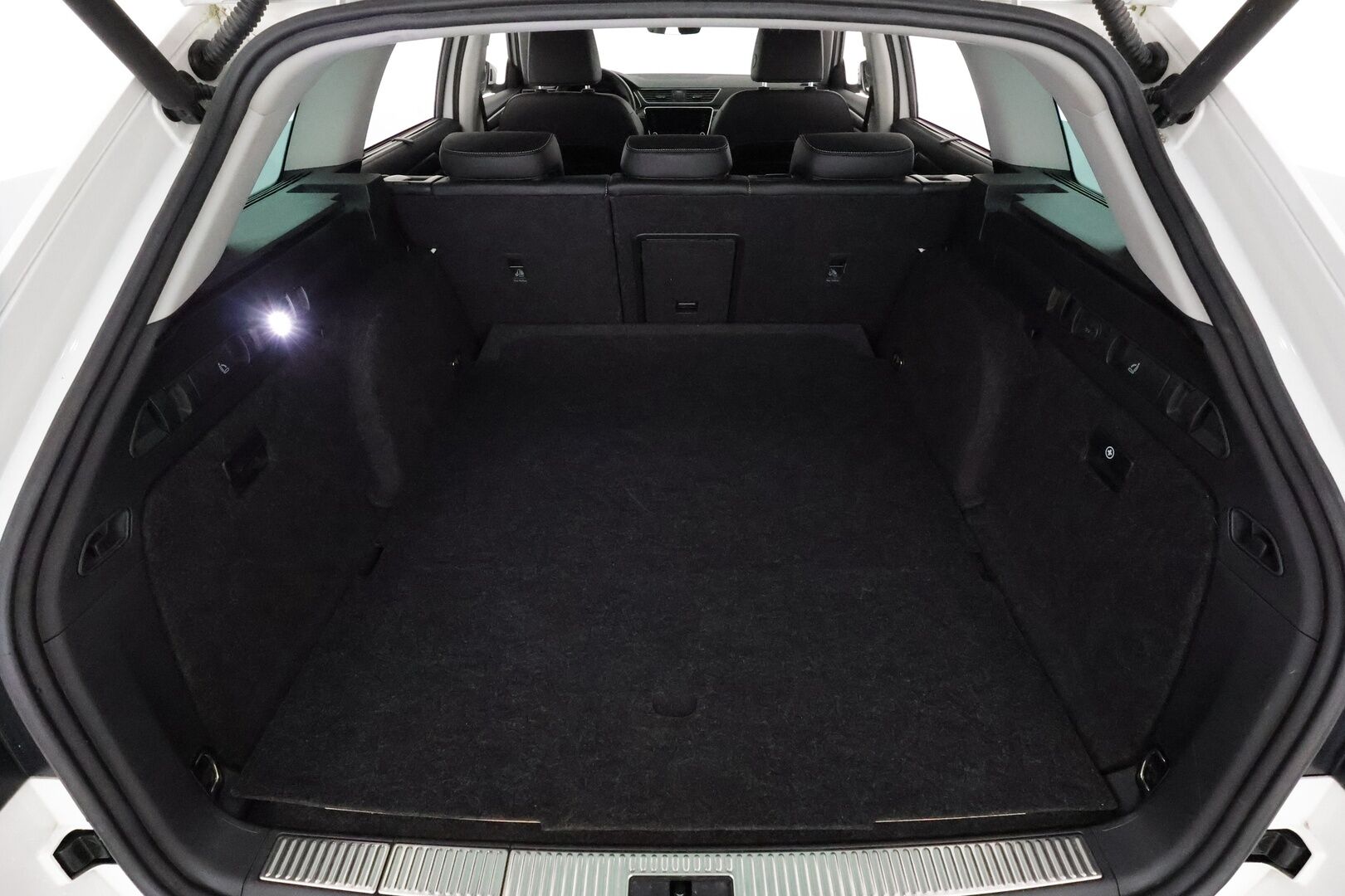 Skoda Superb 2020 Combi 2,0 TDI 150 Style DSG Autom. * Webasto / Adapt.Vakkari / Canton Audio / Matrix LED / Koukku / Muistipenkki / Peruutuskamera - 1-om Suomi-auto / Kahdet renkaat / Merkkihuollettu / Supervarusteet!