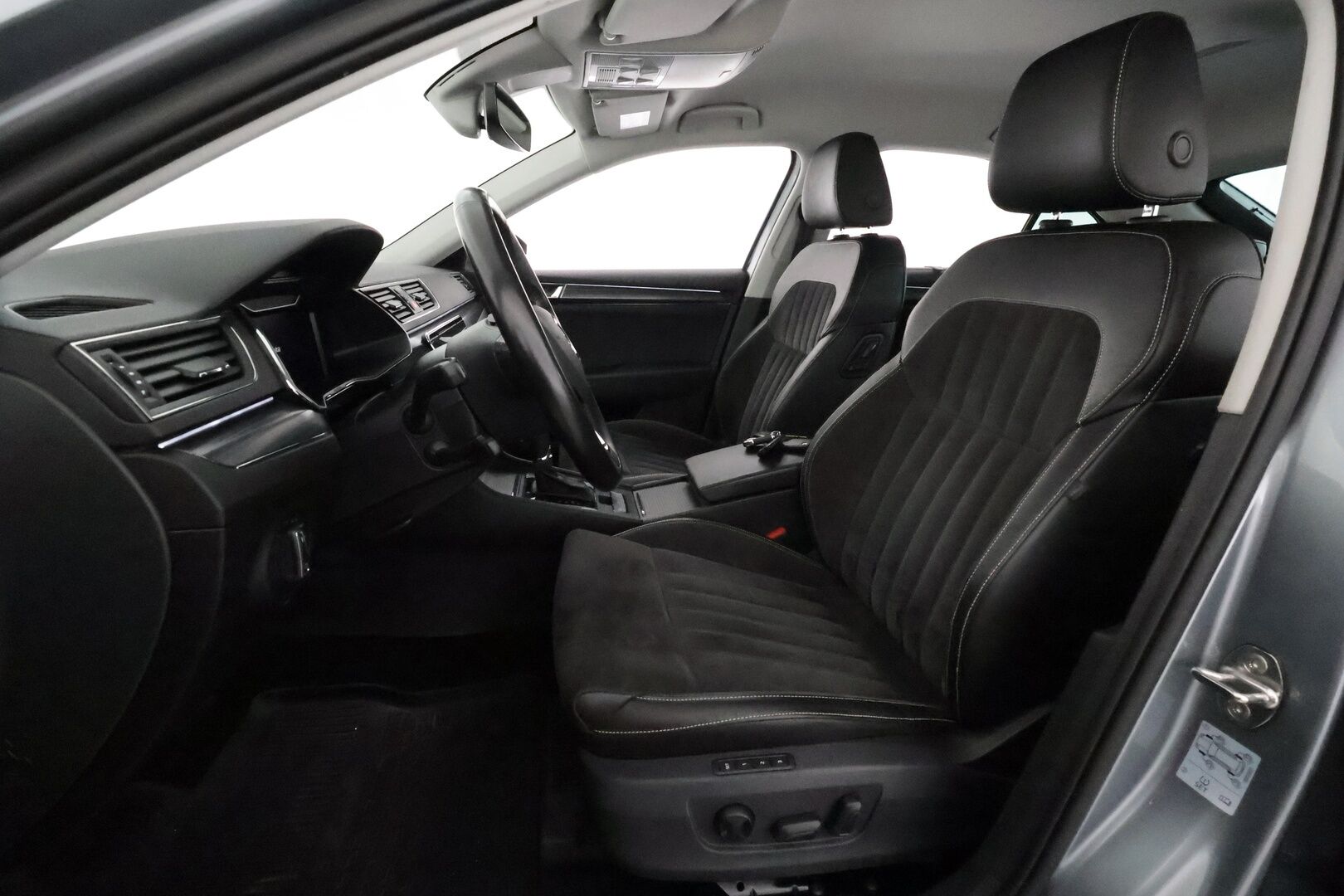 Skoda Superb 2020 1,4 TSI PHEV Style iV DSG *Digimittaristo / ACC / Webasto / Muistipenkki / Koukku / P.kamera* - Merkkihuollettu / Matrix LED / Keyless / Apple&Android / Skoda Sound System