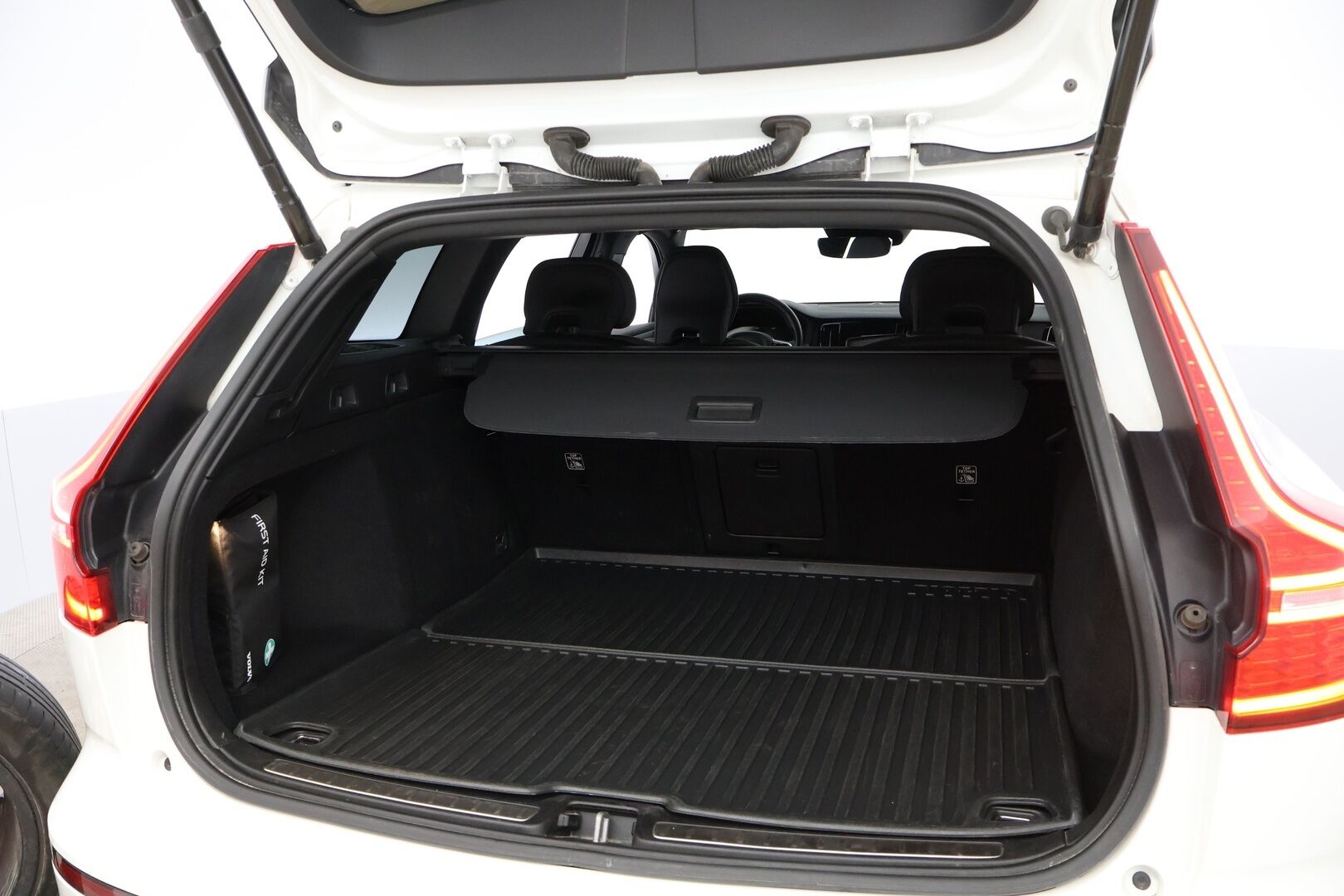 Volvo V60 2020 T8 TwE AWD Business R-Design aut - Suomiauto / Webasto / Adapt.Vakkari / Vetokoukku / Peruutuskamera / Sensus Navi / BLIS / Nahka-Alcantara / Huippuvarusteet / Jakopää juuri tehty!