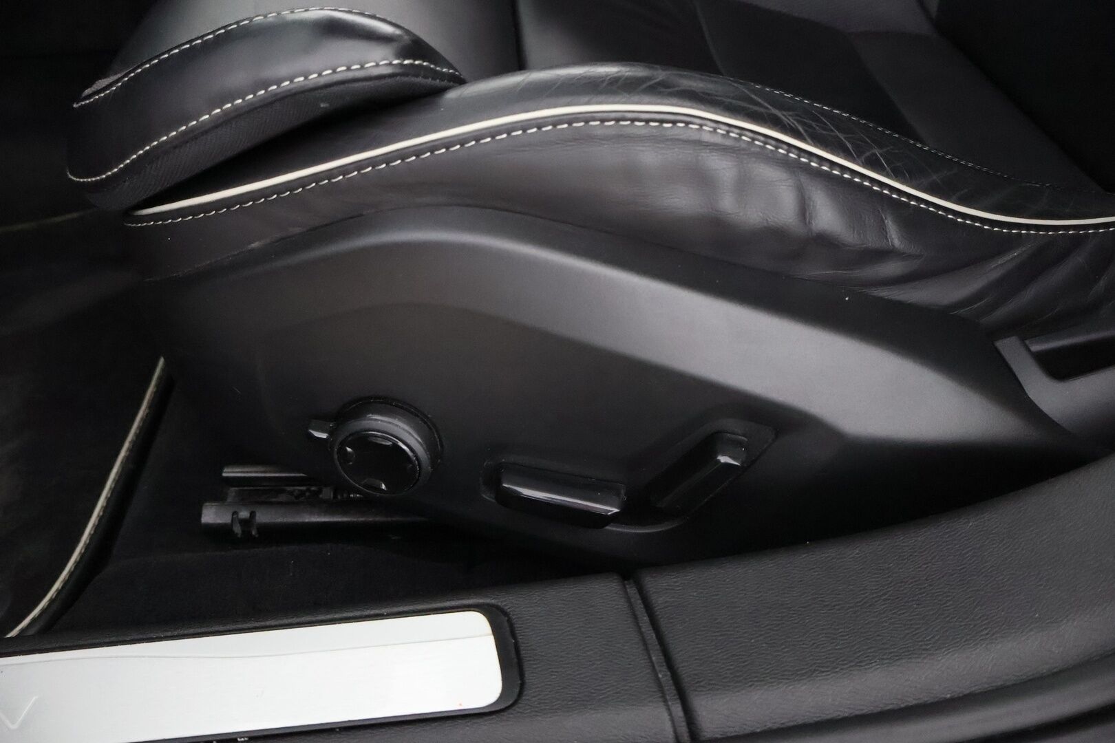 Volvo V60 2020 T8 TwE AWD Business R-Design aut - Suomiauto / Webasto / Adapt.Vakkari / Vetokoukku / Peruutuskamera / Sensus Navi / BLIS / Nahka-Alcantara / Huippuvarusteet / Jakopää juuri tehty!