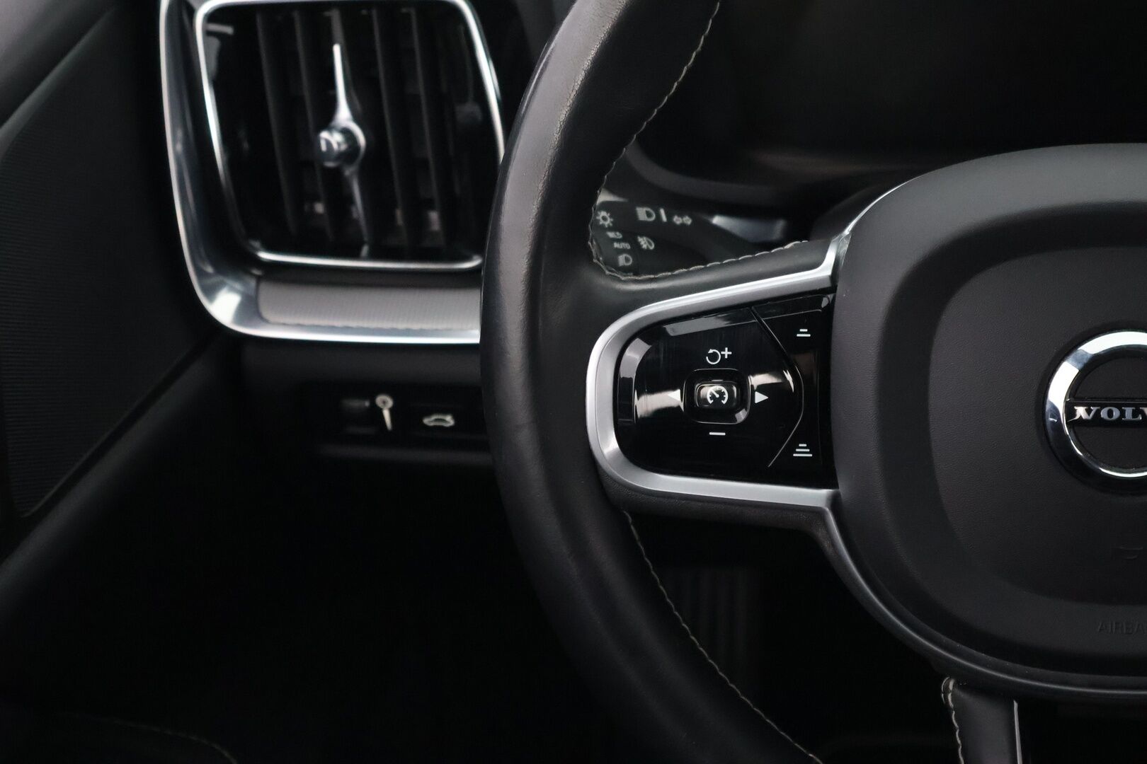 Volvo V60 2020 T8 TwE AWD Business R-Design aut - Suomiauto / Webasto / Adapt.Vakkari / Vetokoukku / Peruutuskamera / Sensus Navi / BLIS / Nahka-Alcantara / Huippuvarusteet / Jakopää juuri tehty!
