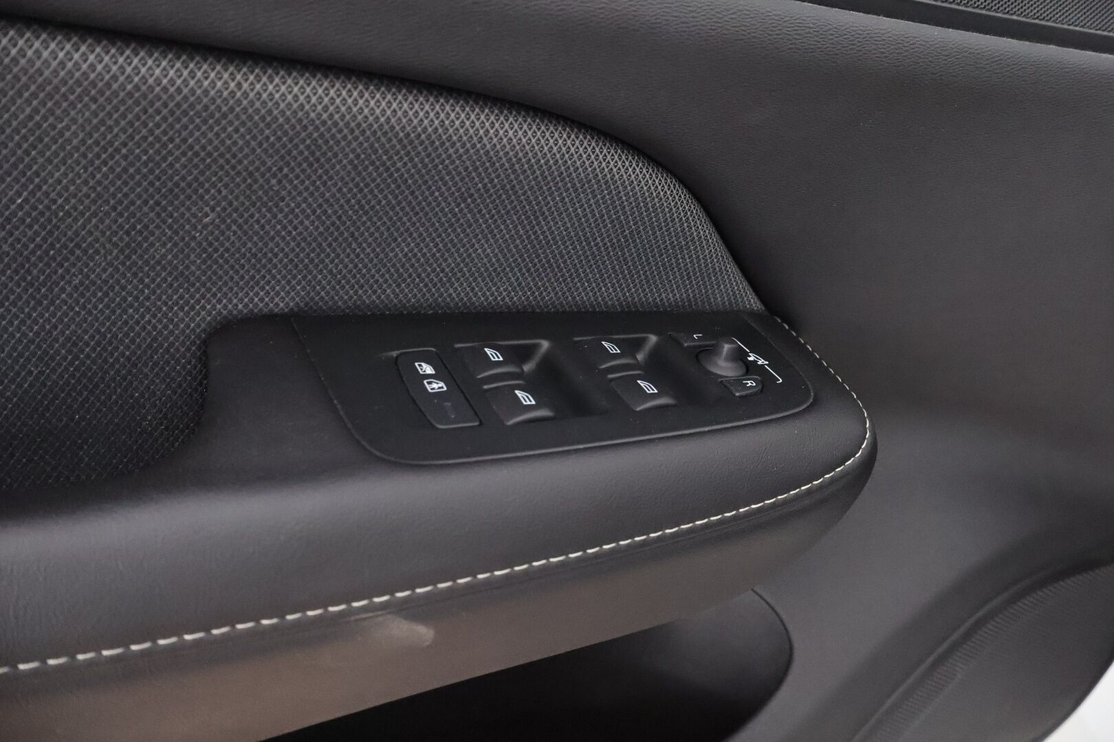 Volvo V60 2020 T8 TwE AWD Business R-Design aut - Suomiauto / Webasto / Adapt.Vakkari / Vetokoukku / Peruutuskamera / Sensus Navi / BLIS / Nahka-Alcantara / Huippuvarusteet / Jakopää juuri tehty!