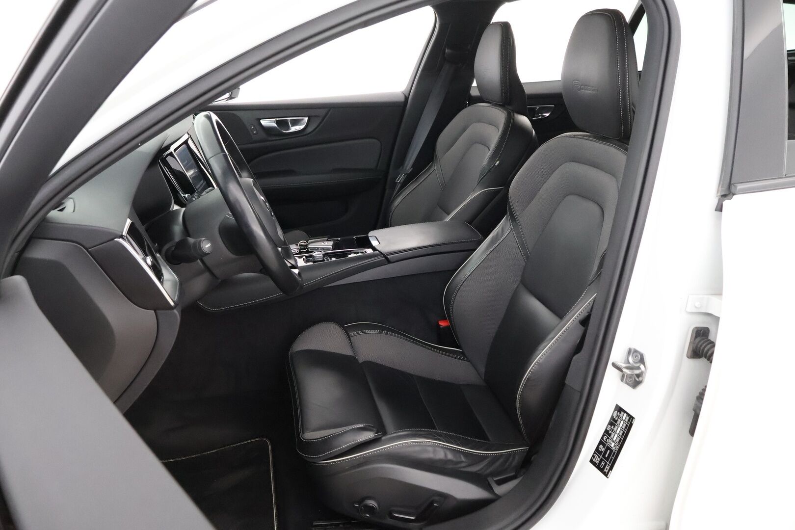 Volvo V60 2020 T8 TwE AWD Business R-Design aut - Suomiauto / Webasto / Adapt.Vakkari / Vetokoukku / Peruutuskamera / Sensus Navi / BLIS / Nahka-Alcantara / Huippuvarusteet / Jakopää juuri tehty!