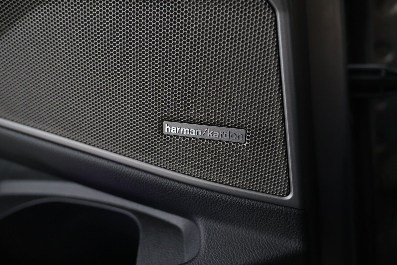 BMW 330 2019 G20 Sedan 330e Business M Sport *Acc / Harman & Kardon / Laser valot / 360-Kamera!* - Todella kovat varusteet / Harvinainen ulkoväri / Hyvin pidetty!