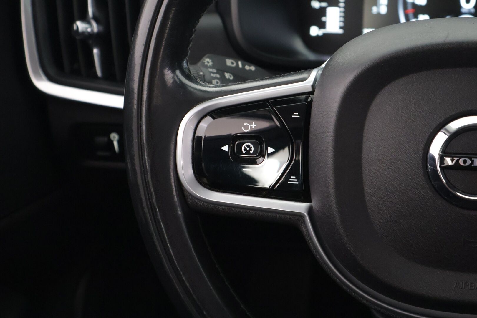 Volvo V90 2017 D4 Business aut** Webasto / VOC / Adapt. vak / Pilot-assist / Vetokoukku - *Tilava / Luotettava / Käyttöauto!*