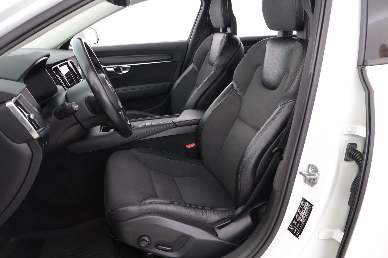 Volvo V90 2017 D4 Business aut** Webasto / VOC / Adapt. vak / Pilot-assist / Vetokoukku - *Tilava / Luotettava / Käyttöauto!*