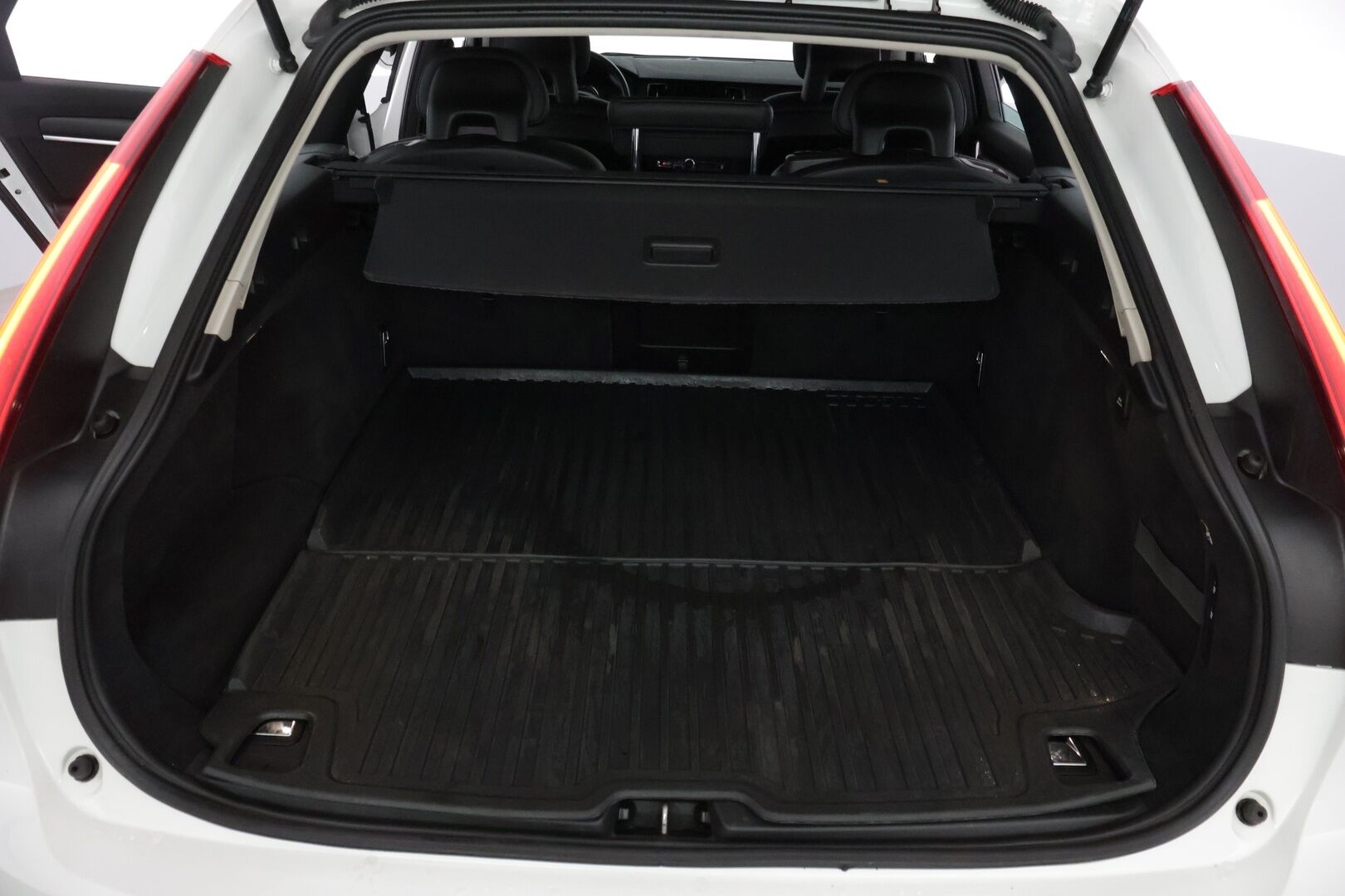 Volvo V90 2017 D4 Business aut** Webasto / VOC / Adapt. vak / Pilot-assist / Vetokoukku - *Tilava / Luotettava / Käyttöauto!*